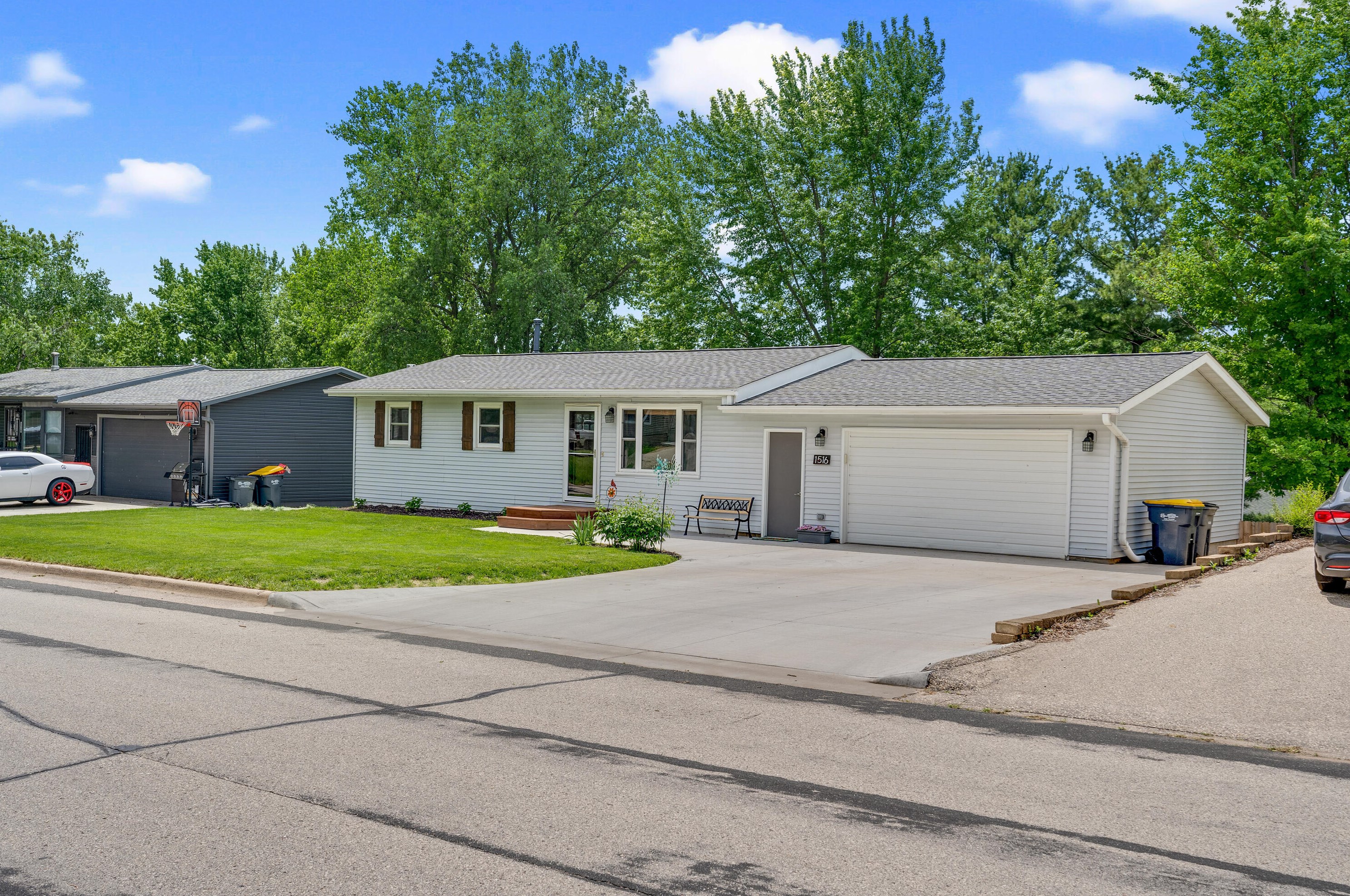 1516 Wolfe Dr, Holmen, WI 54636-9662