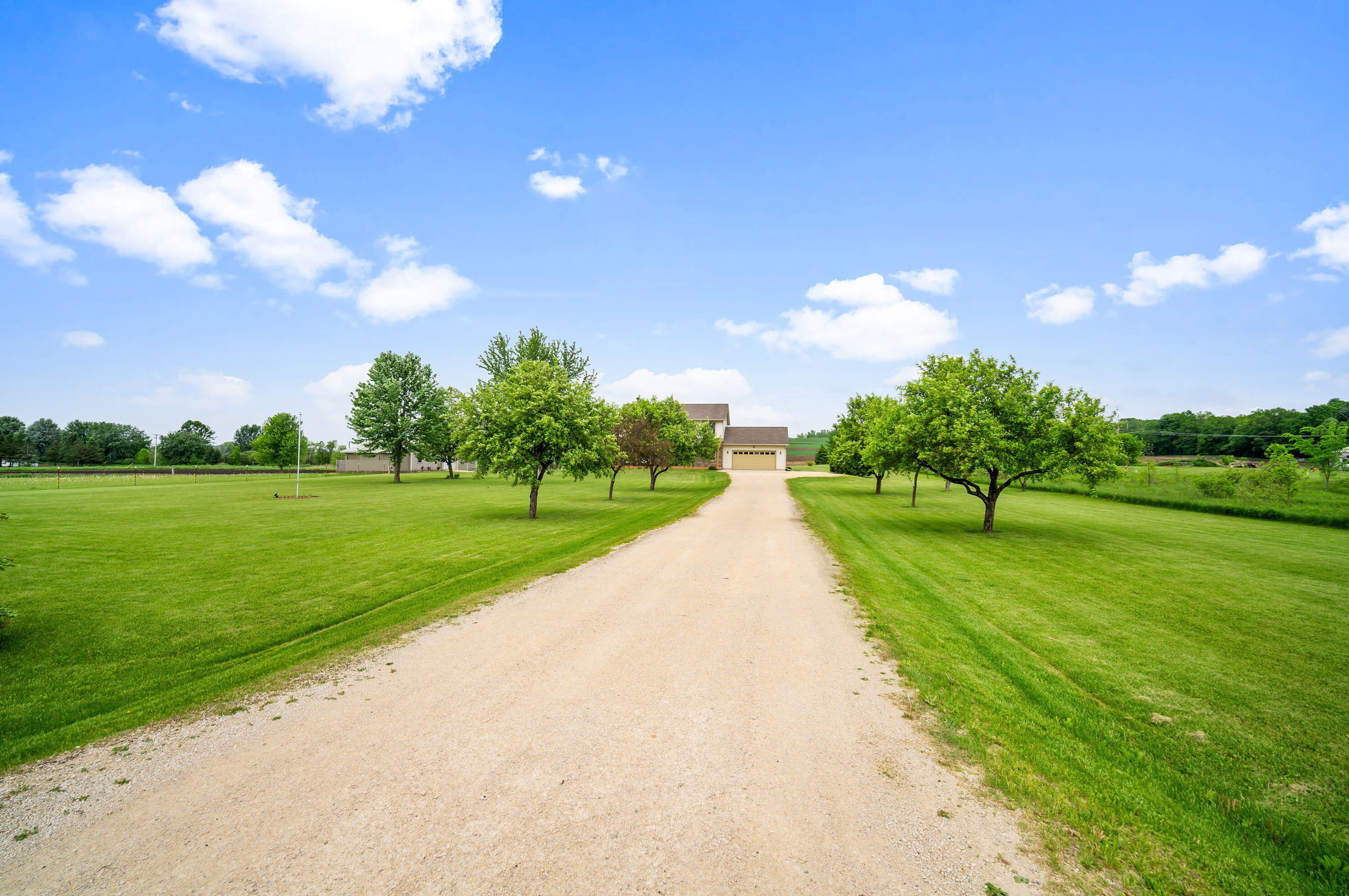 6430 Wayne Center Dr, Allenton, WI 53002
