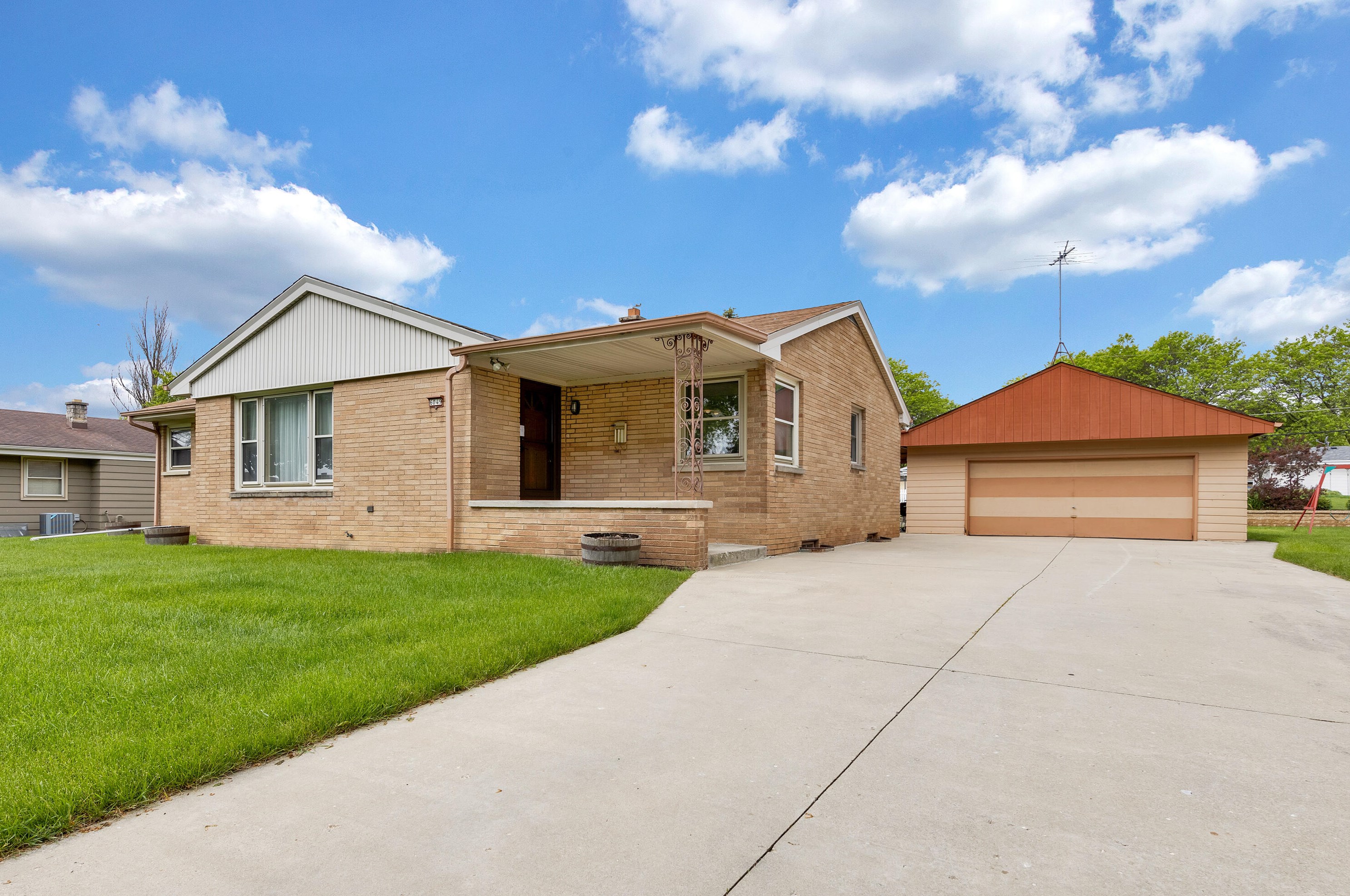 6049 18th St, Milwaukee, WI 53221-5005