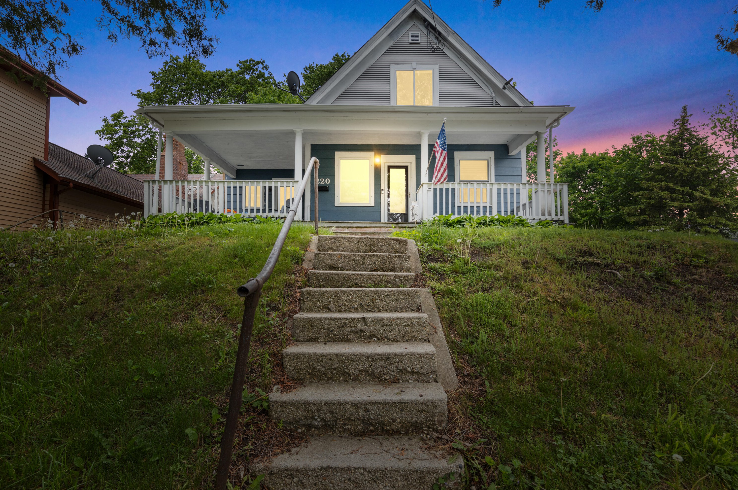 220 10th Ave, West Bend, WI 53095-3104