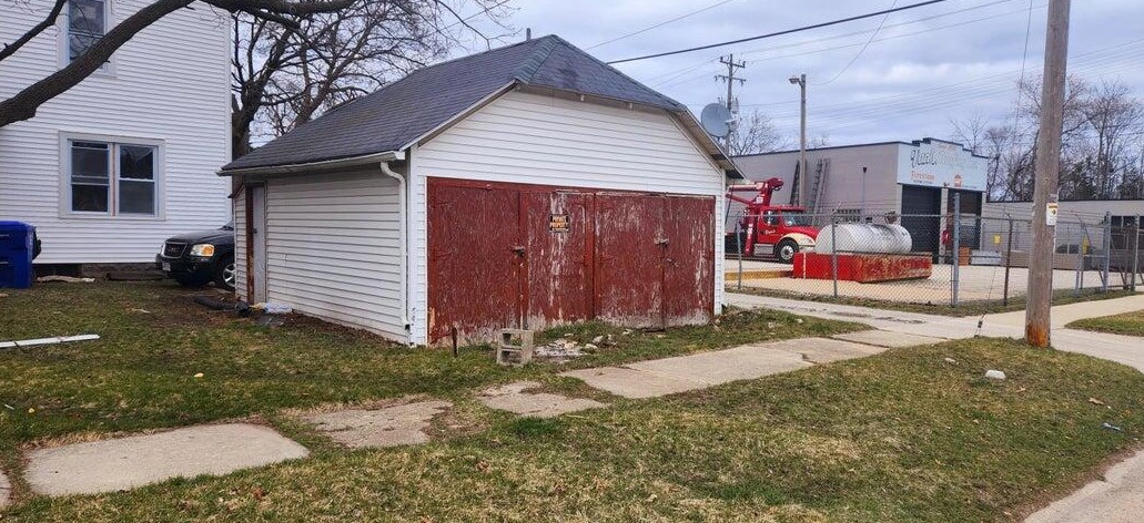 3921 14 Ave, Kenosha WI 53140-2430 exterior