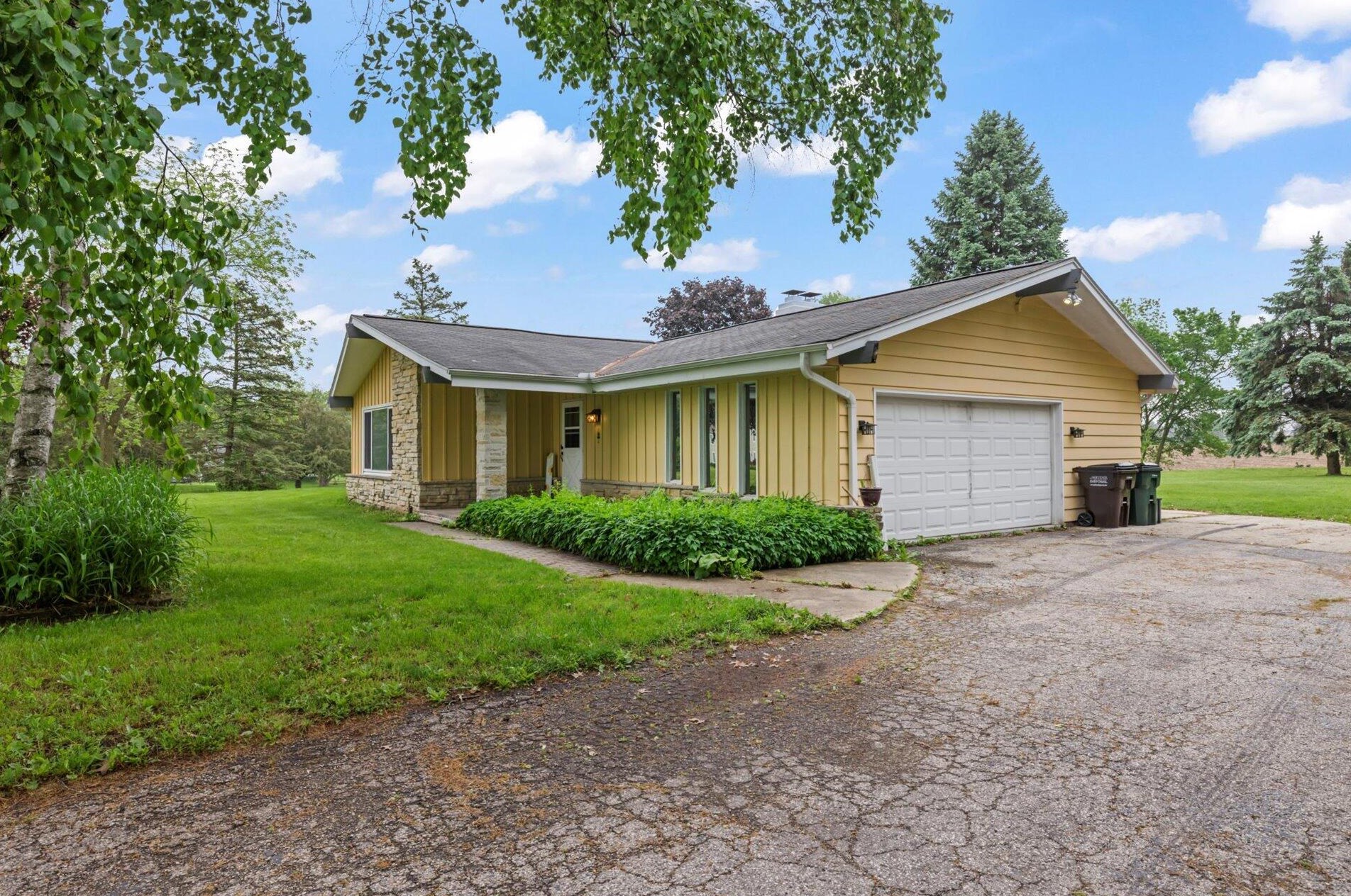 6055 S Aberdeen Dr, Waukesha, WI 53146