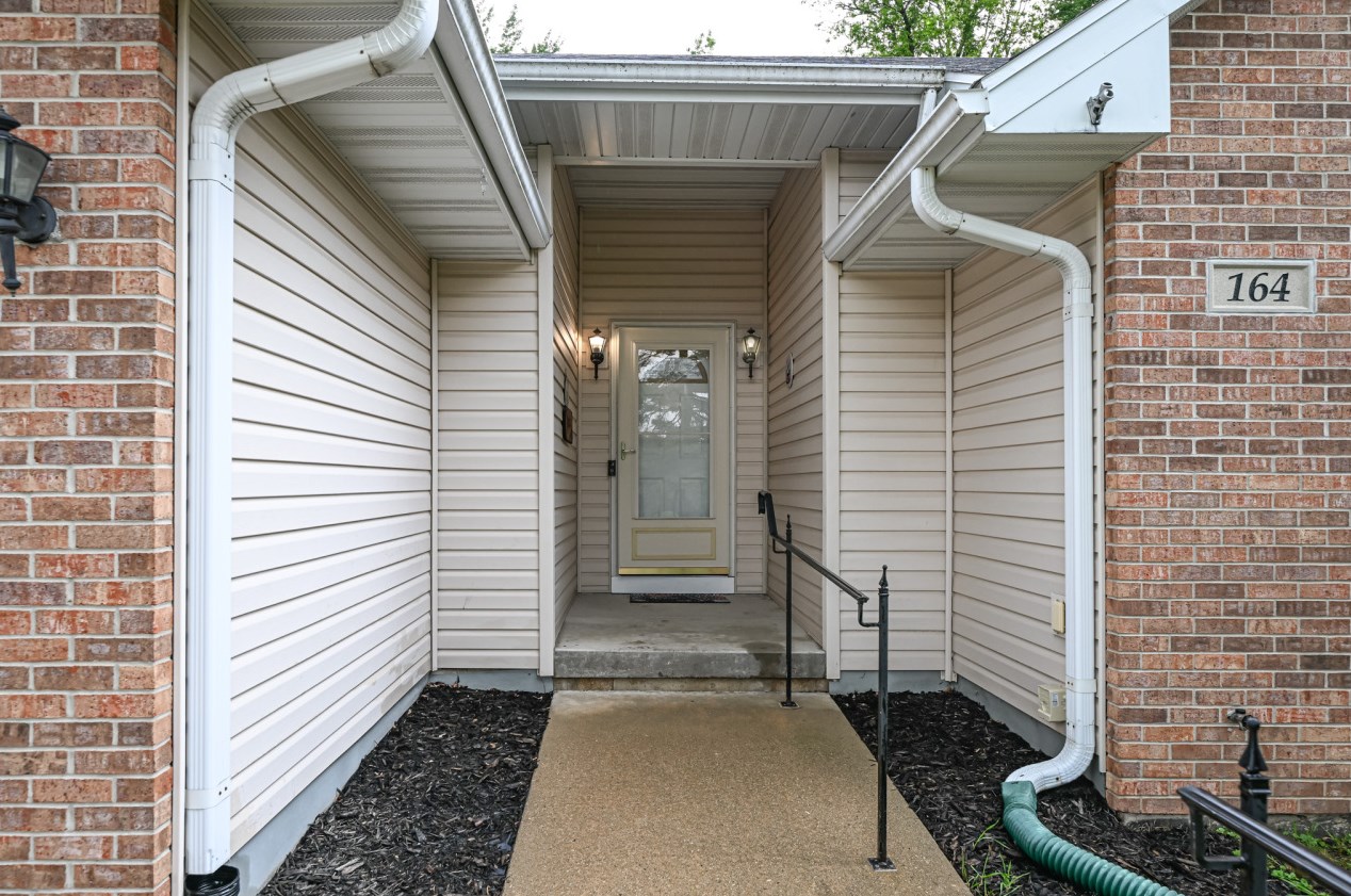 164 Grove Ave, Genoa City, WI 53128-2171