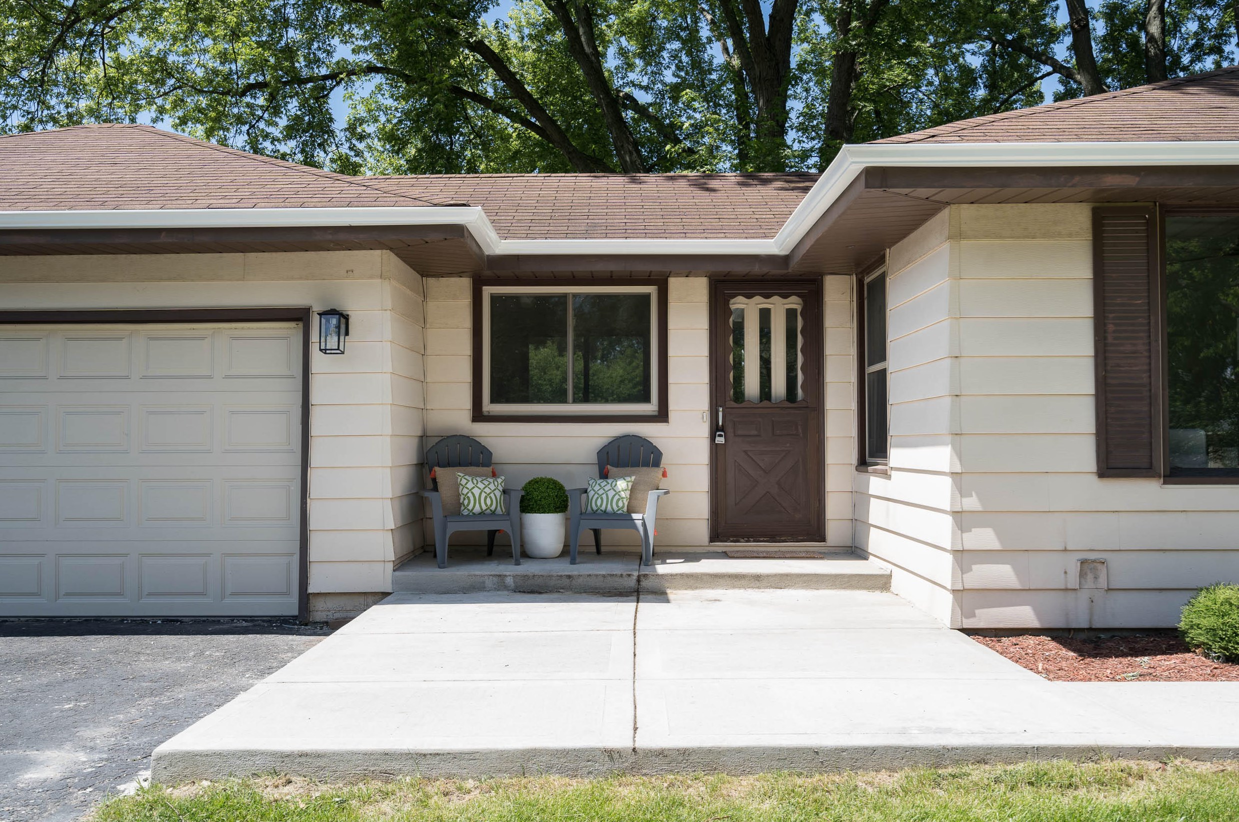 9861 Elm Leaf Ln, Hales Corners, WI 53132-9792