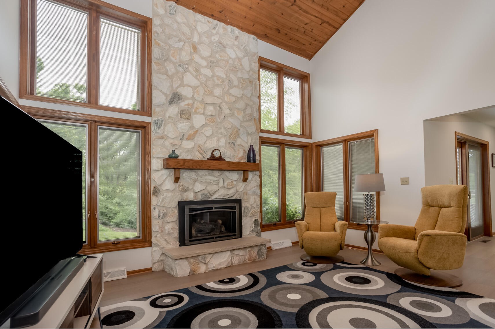 5248 Robinwood Ln, Hales Corners, WI 53130
