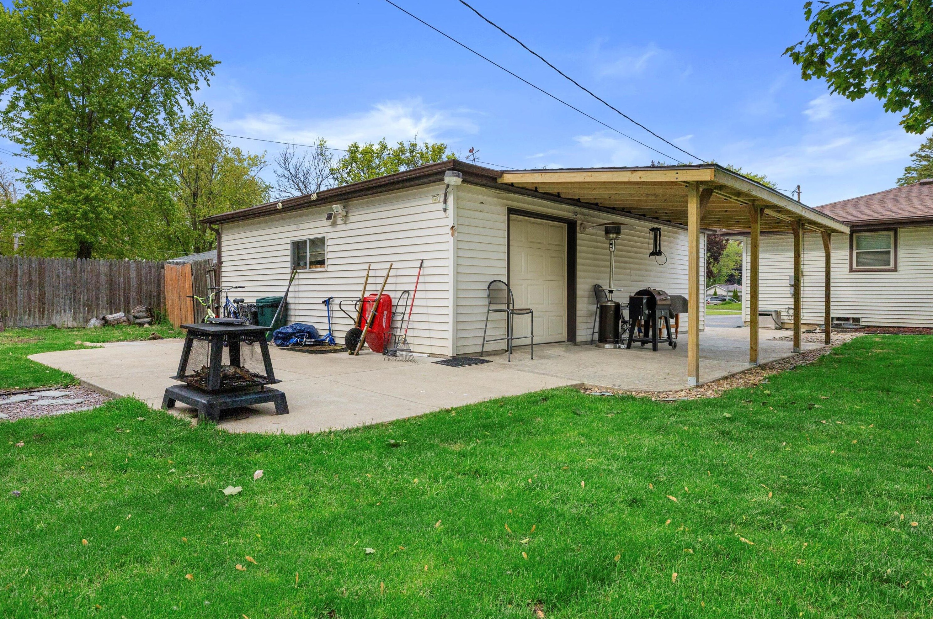 4826 Wedgewood Dr, Racine WI  53402-2432 exterior