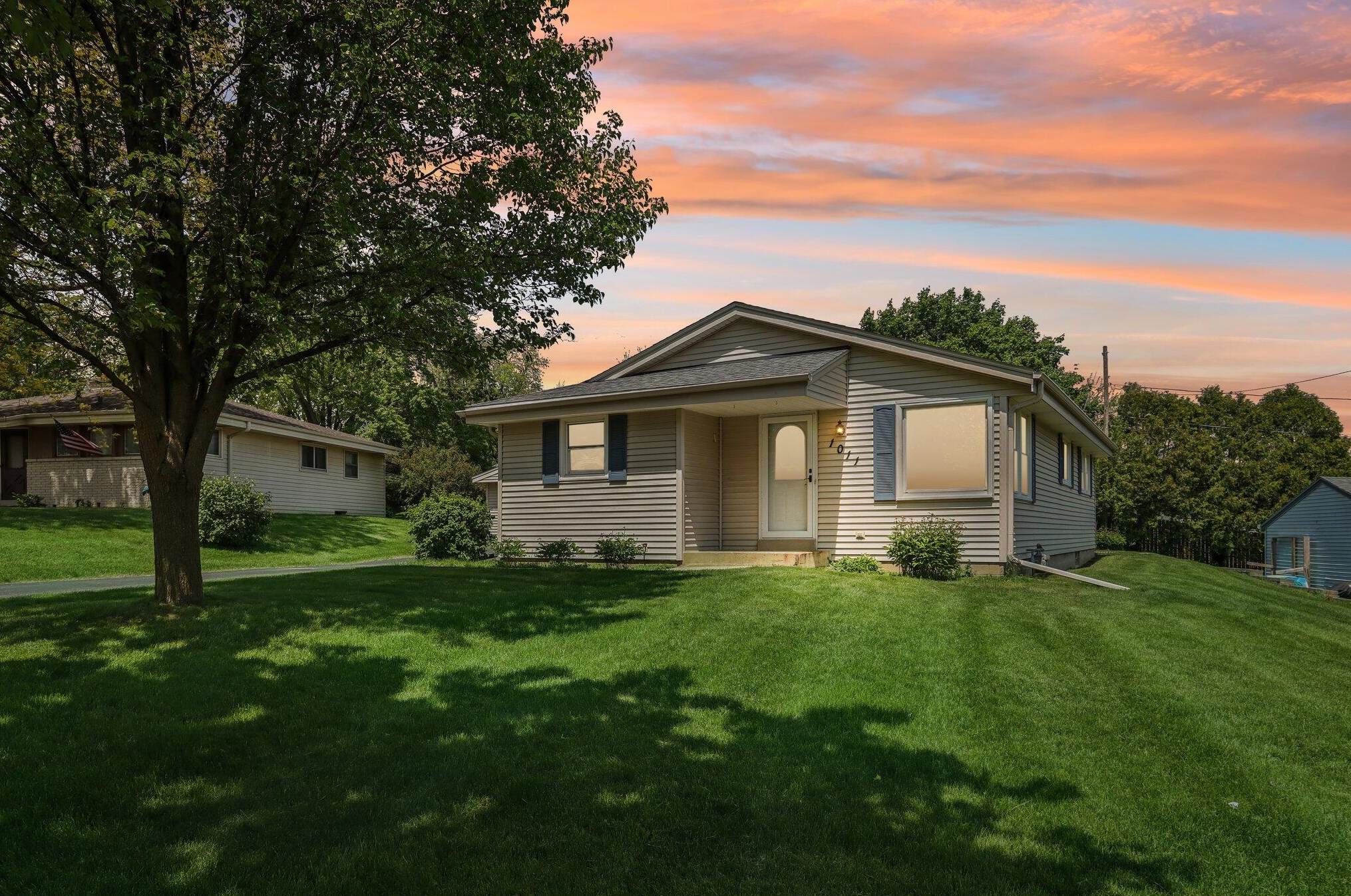 1011 Lilac Ln, Pewaukee, WI 53072-3718