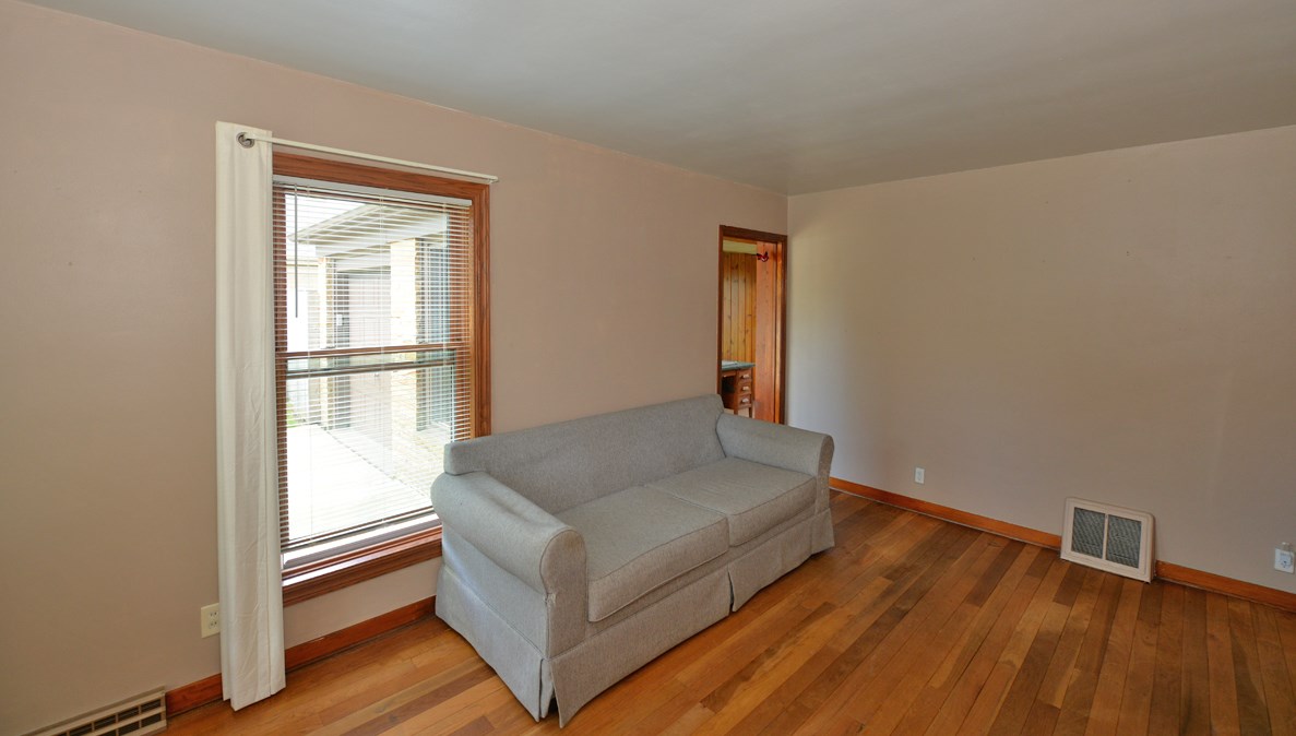 907 Kingston Ave, Racine, WI 53402-3972