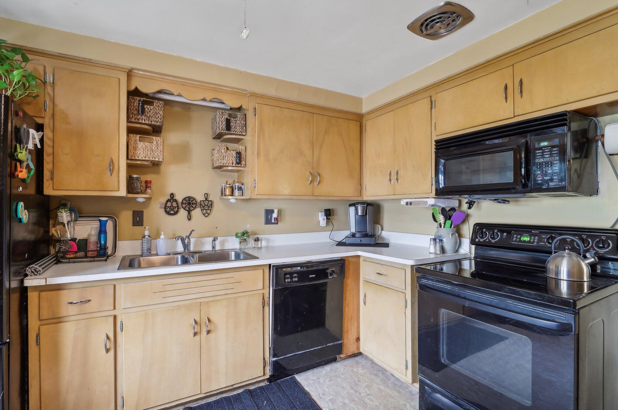 4029 Nevada St, Milwaukee WI 53207-2828 exterior