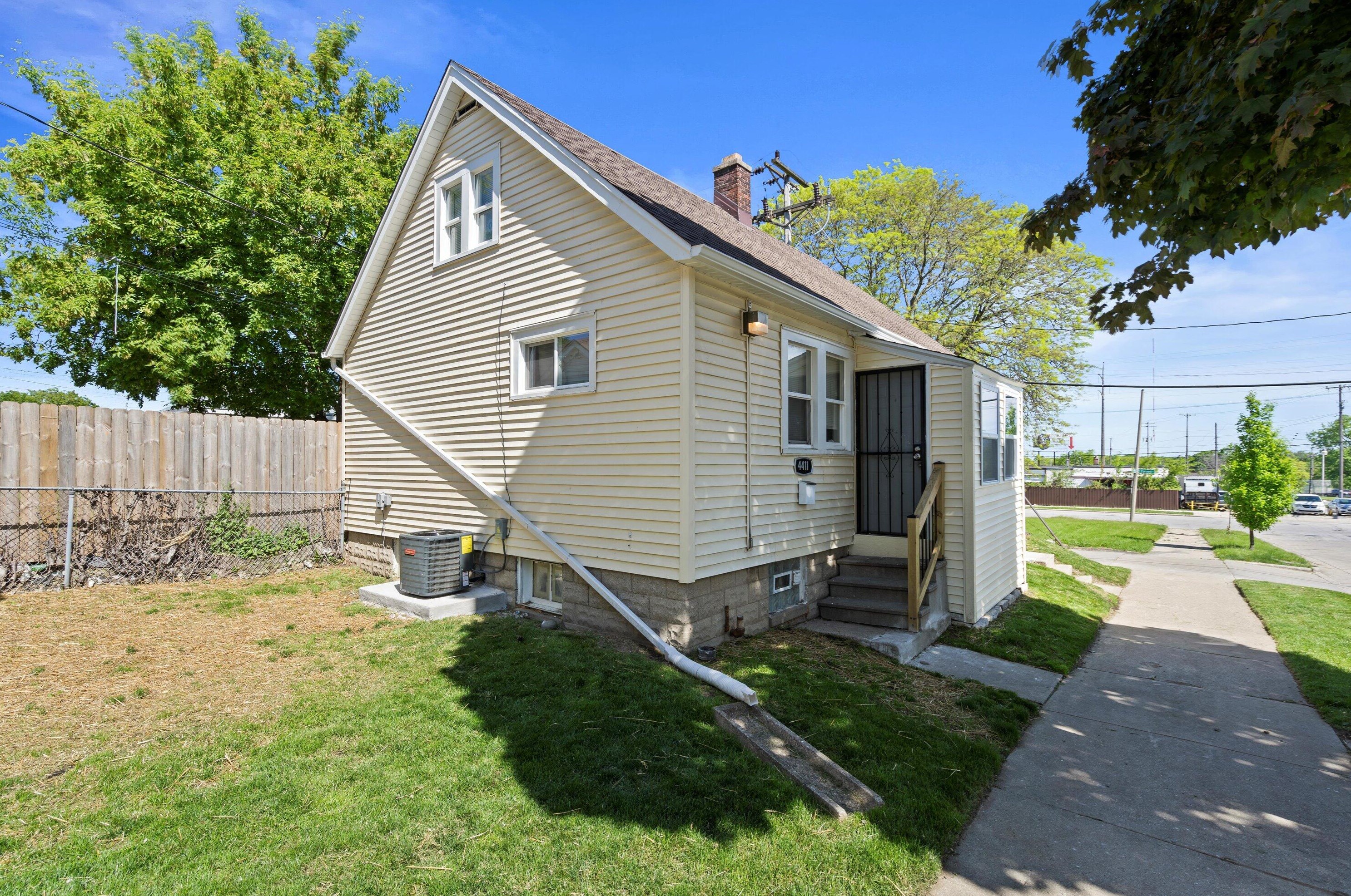 1400 Congress St, Milwaukee WI 53209-6417 exterior