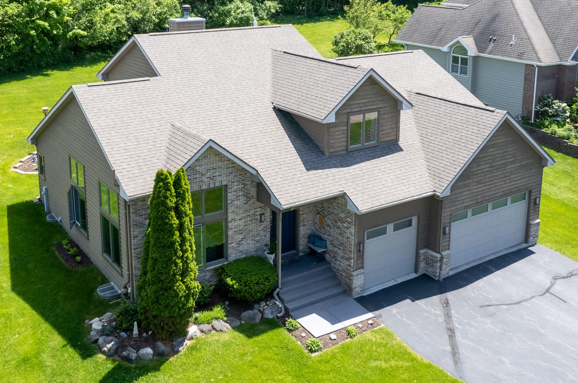 1255 Edgewood Dr, Lake Geneva, WI 53147-1087
