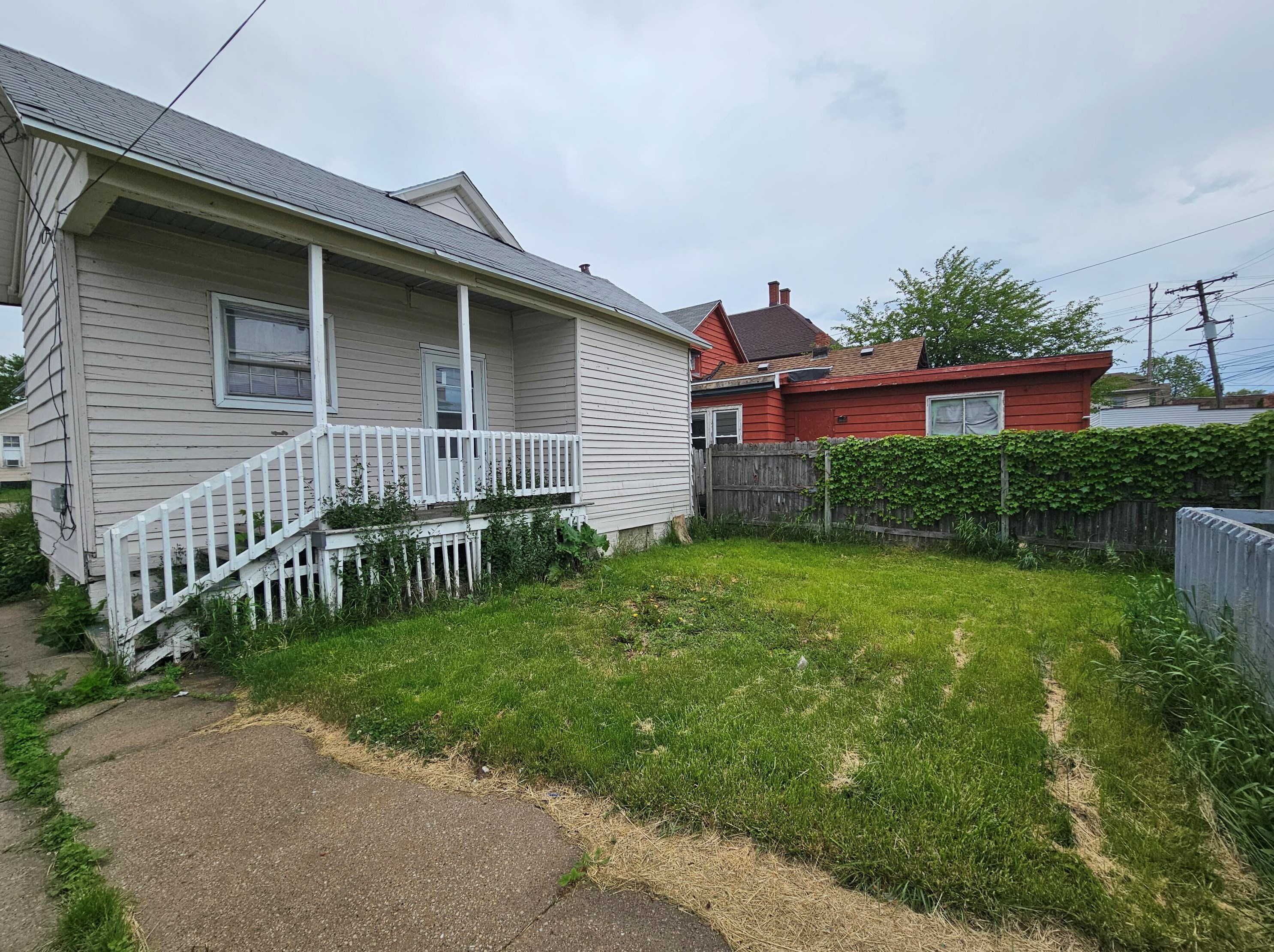 1621 S Memorial Dr, Racine, WI 53403
