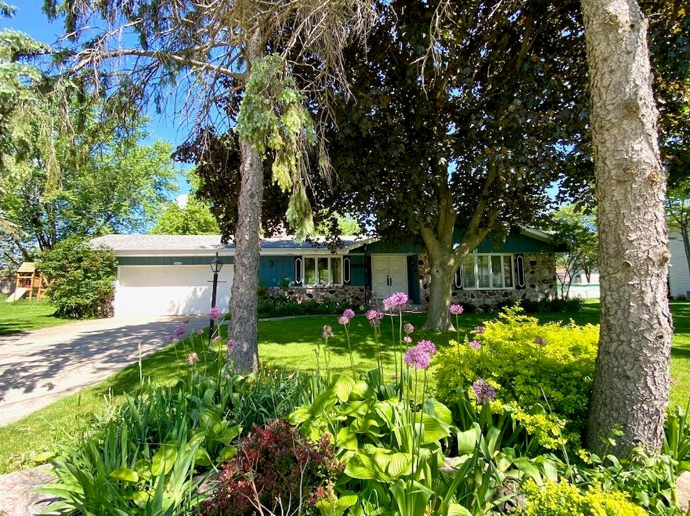 15030 Kingsway Dr, Waukesha, WI 53151-5843