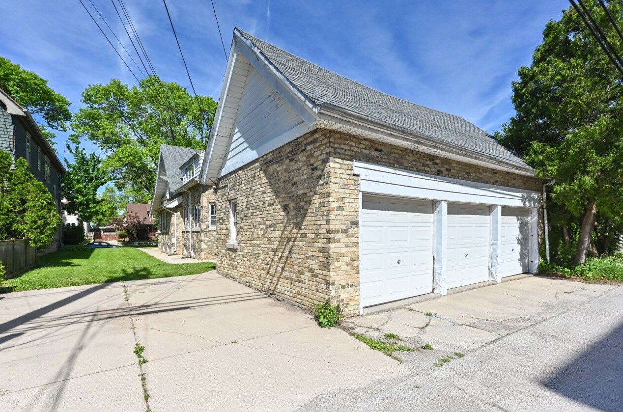 4466 Bartlett Ave, Milwaukee WI  53211-1507 exterior