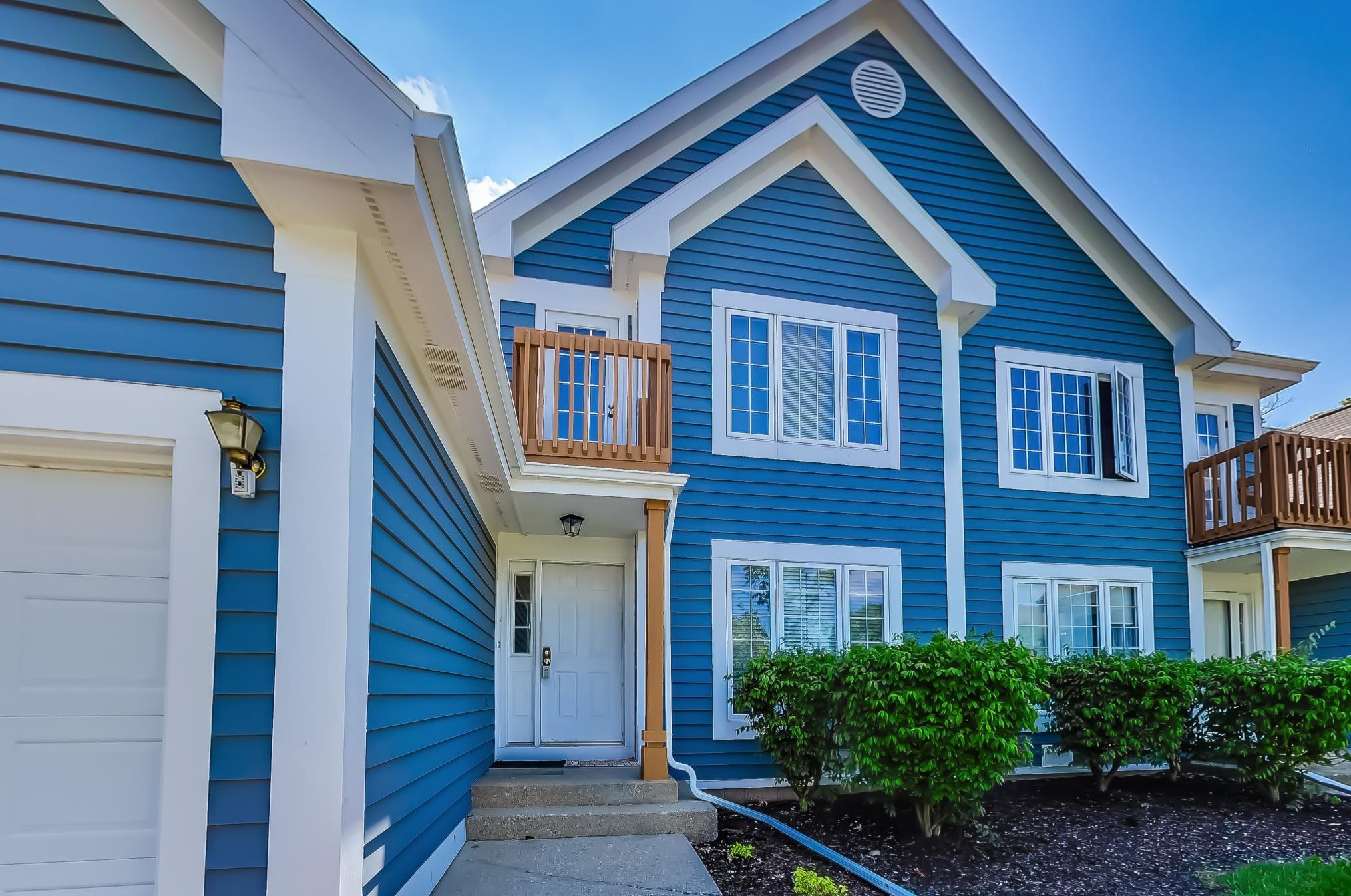 1053 Lakeland Dr, Lake Geneva, WI 53147-5017