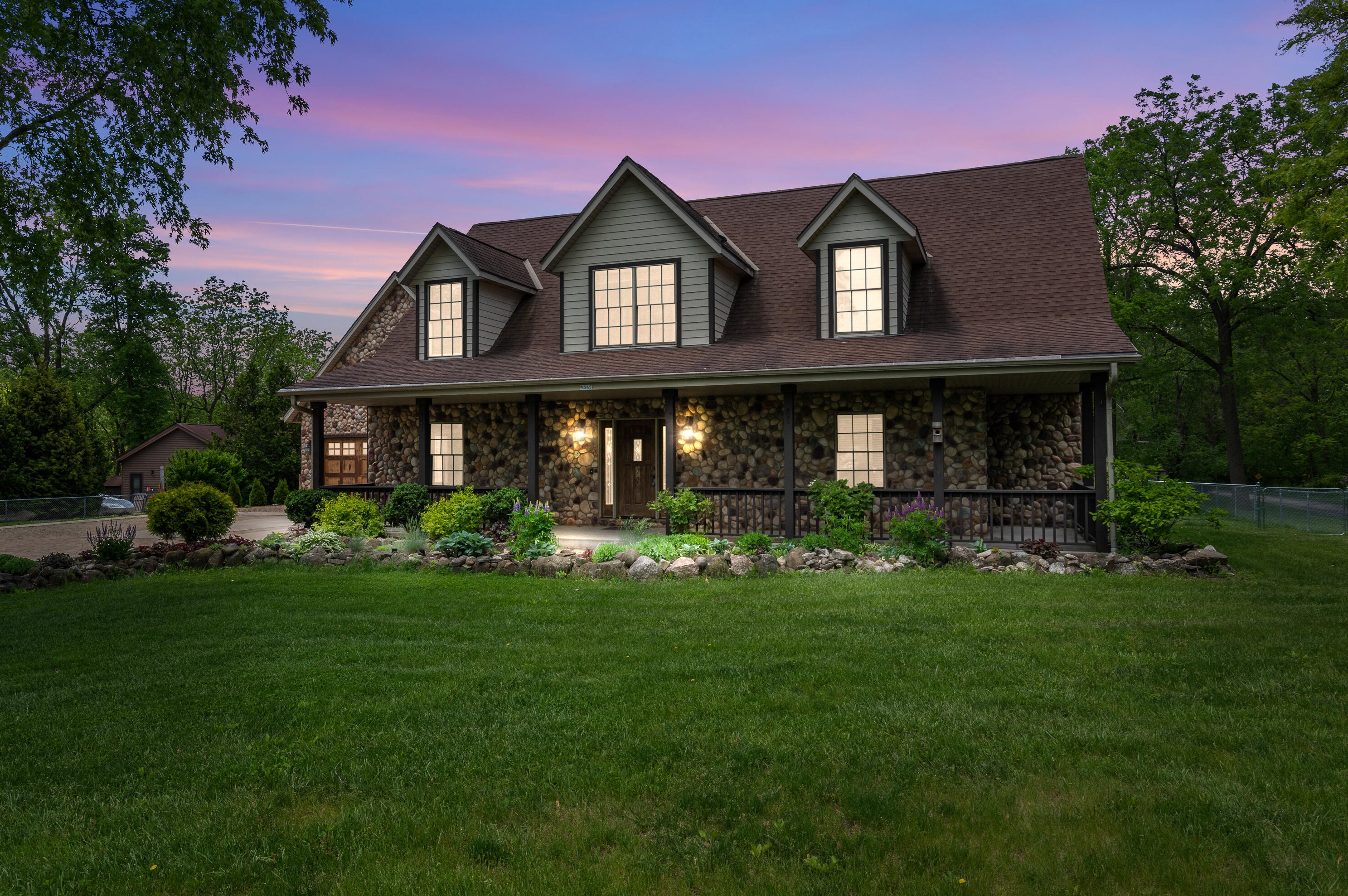 5365 Sunnyslope Rd, Waukesha, WI 53151-8077