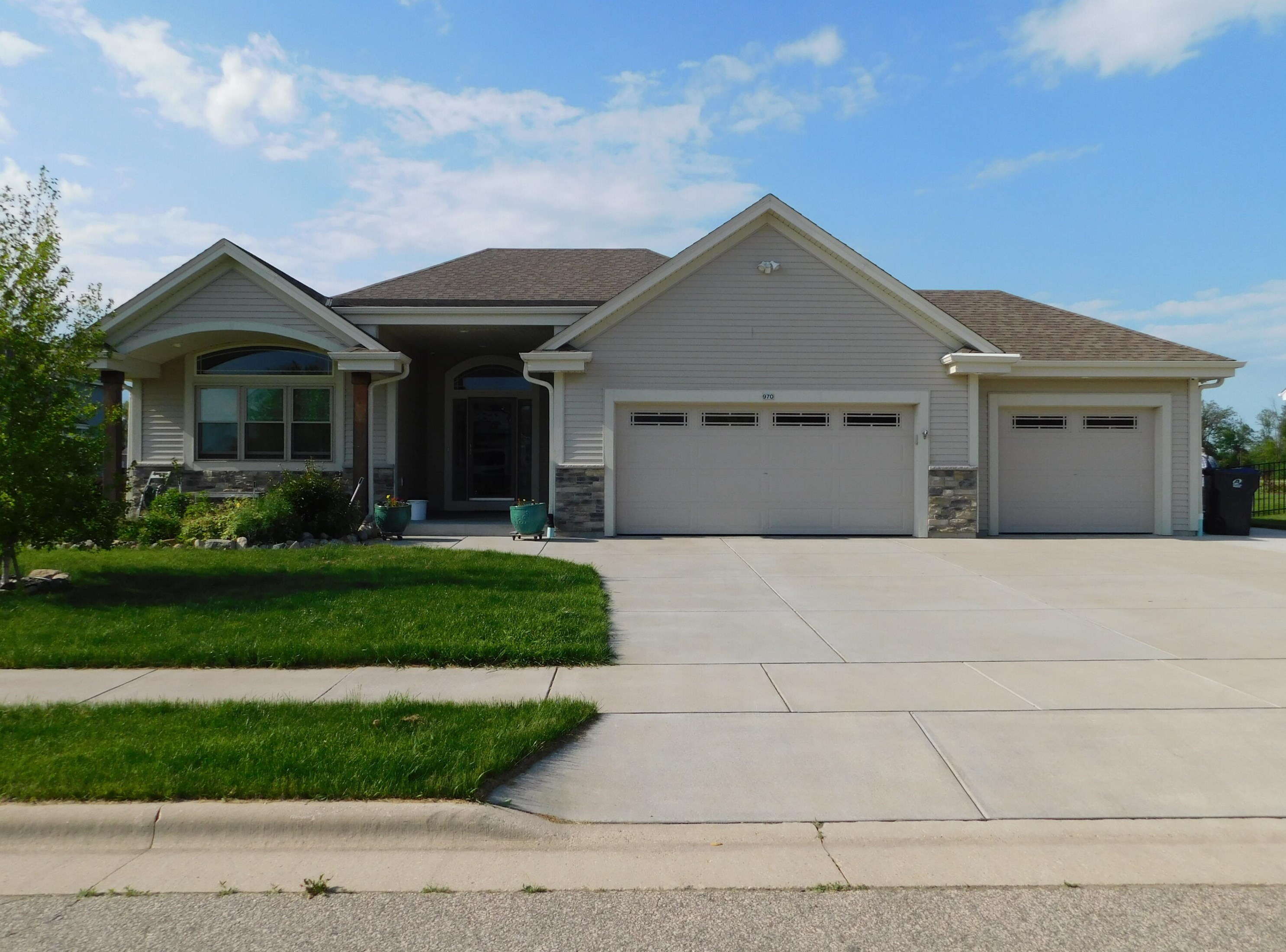 970 Goschey Dr, Belgium WI  53004-9460 exterior