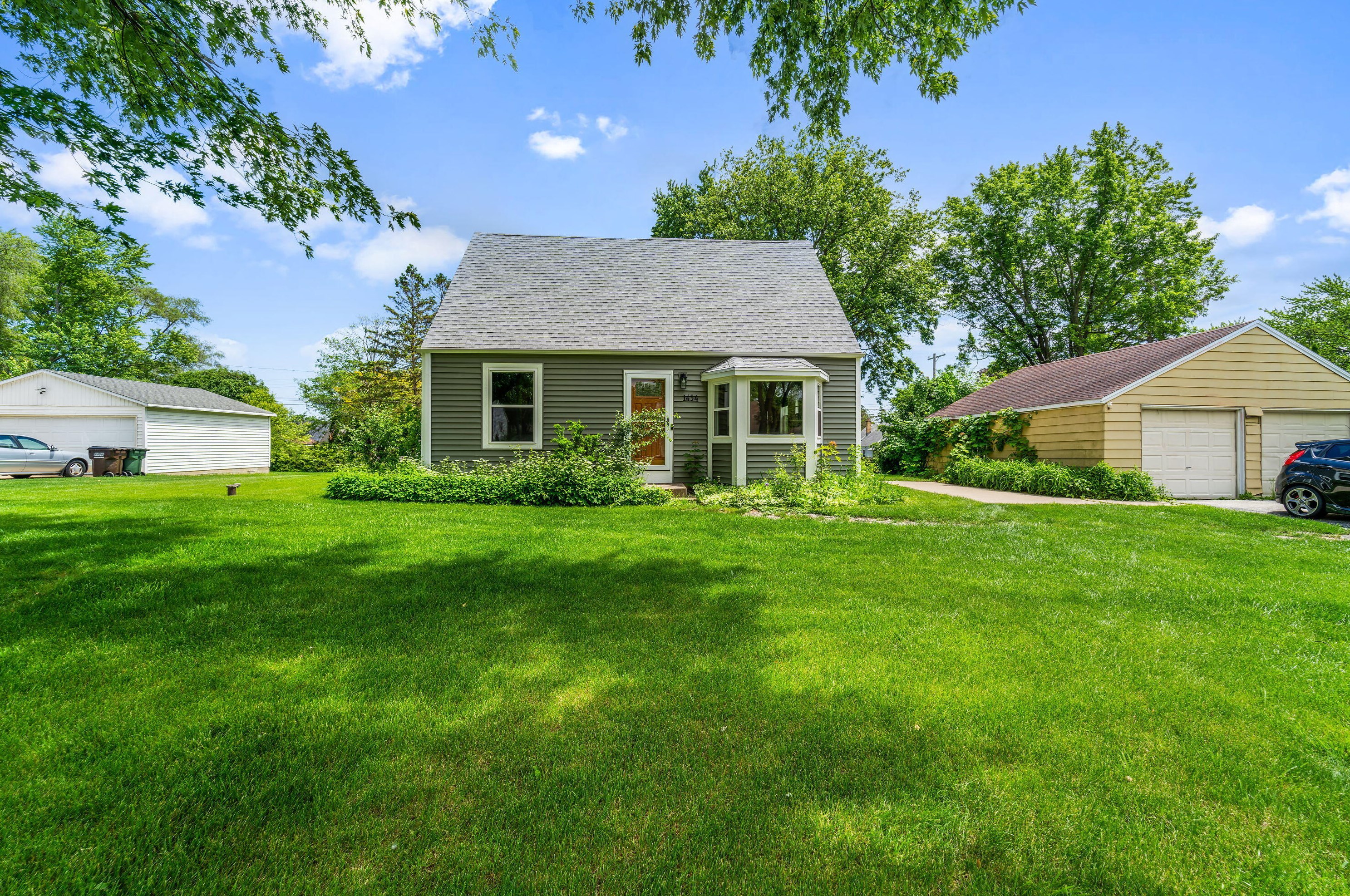 1434 165th St, Waukesha, WI 53151-1434