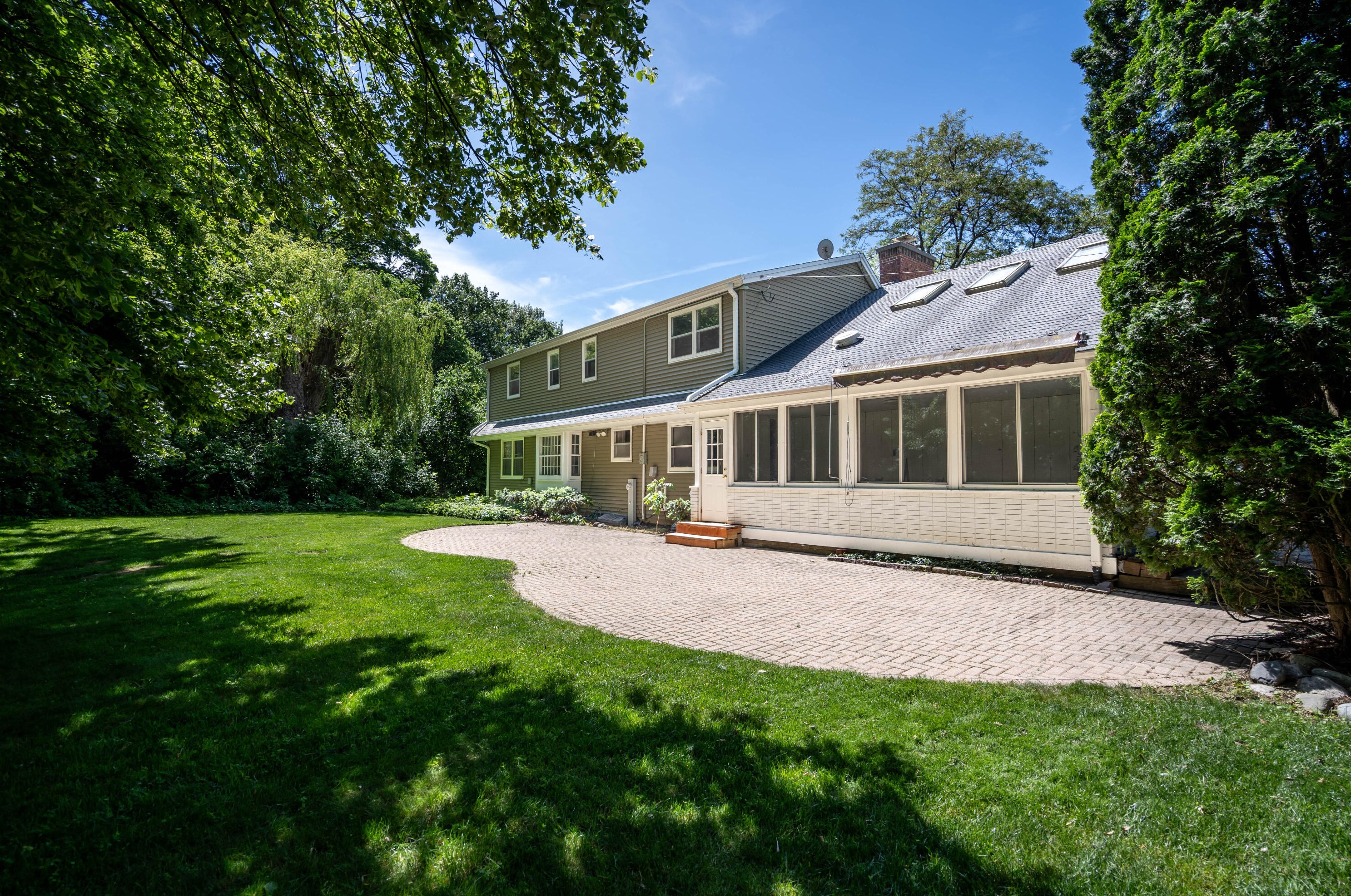 530 Fairfield Ct, Milwaukee WI 53217-4129 exterior