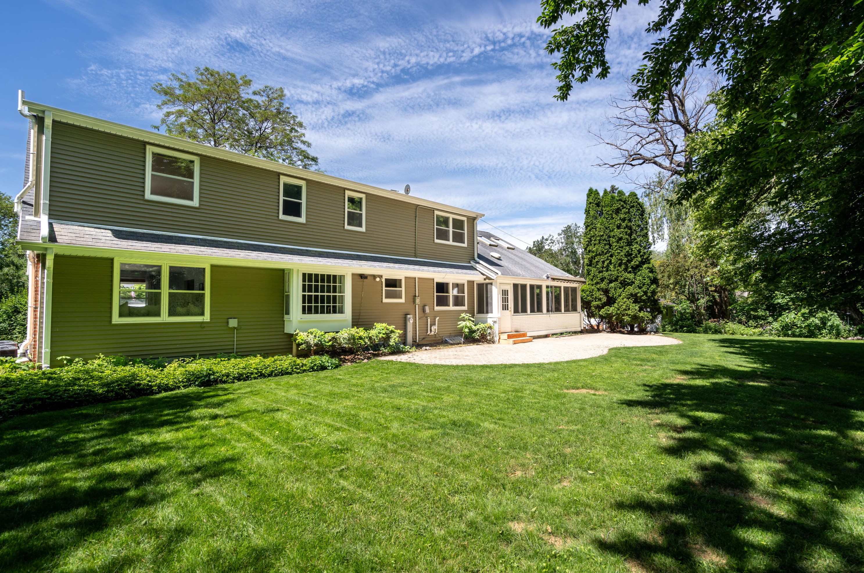 530 Fairfield Ct, Milwaukee WI 53217-4129 exterior