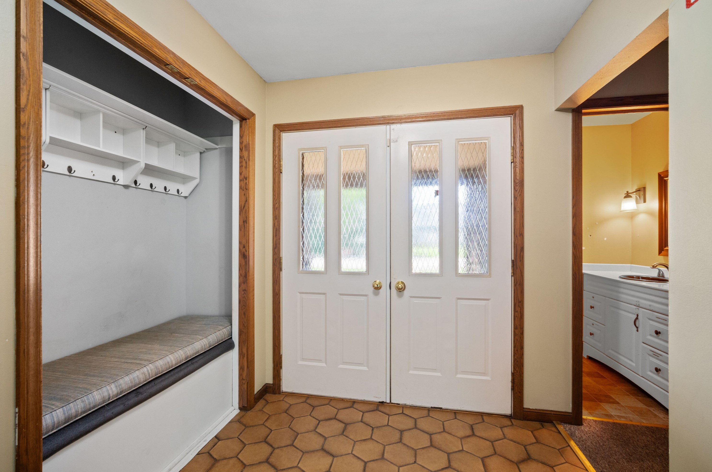 909 Old Tower Rd, Oconomowoc, WI 53066