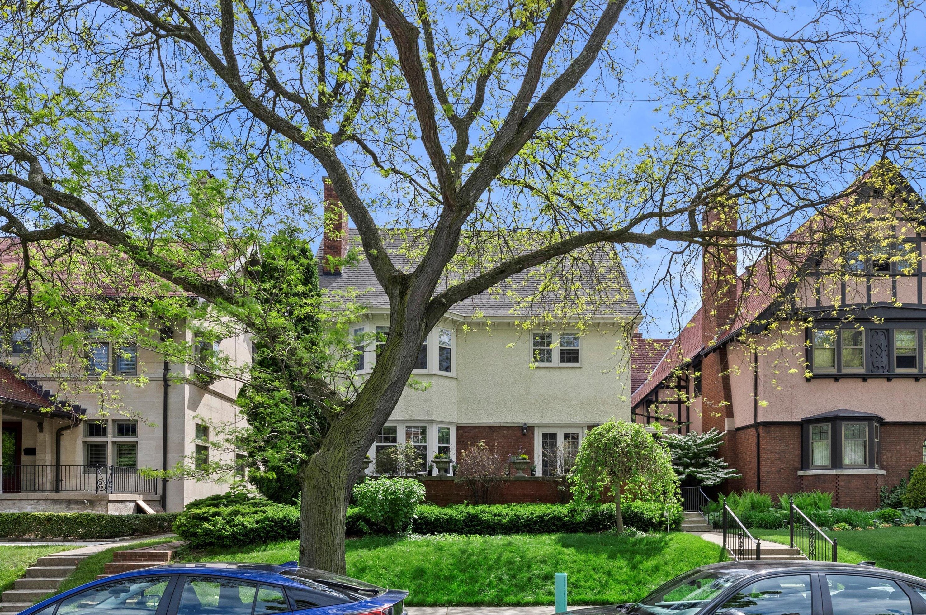 2709 Belleview Pl, Milwaukee WI  53211-3831 exterior