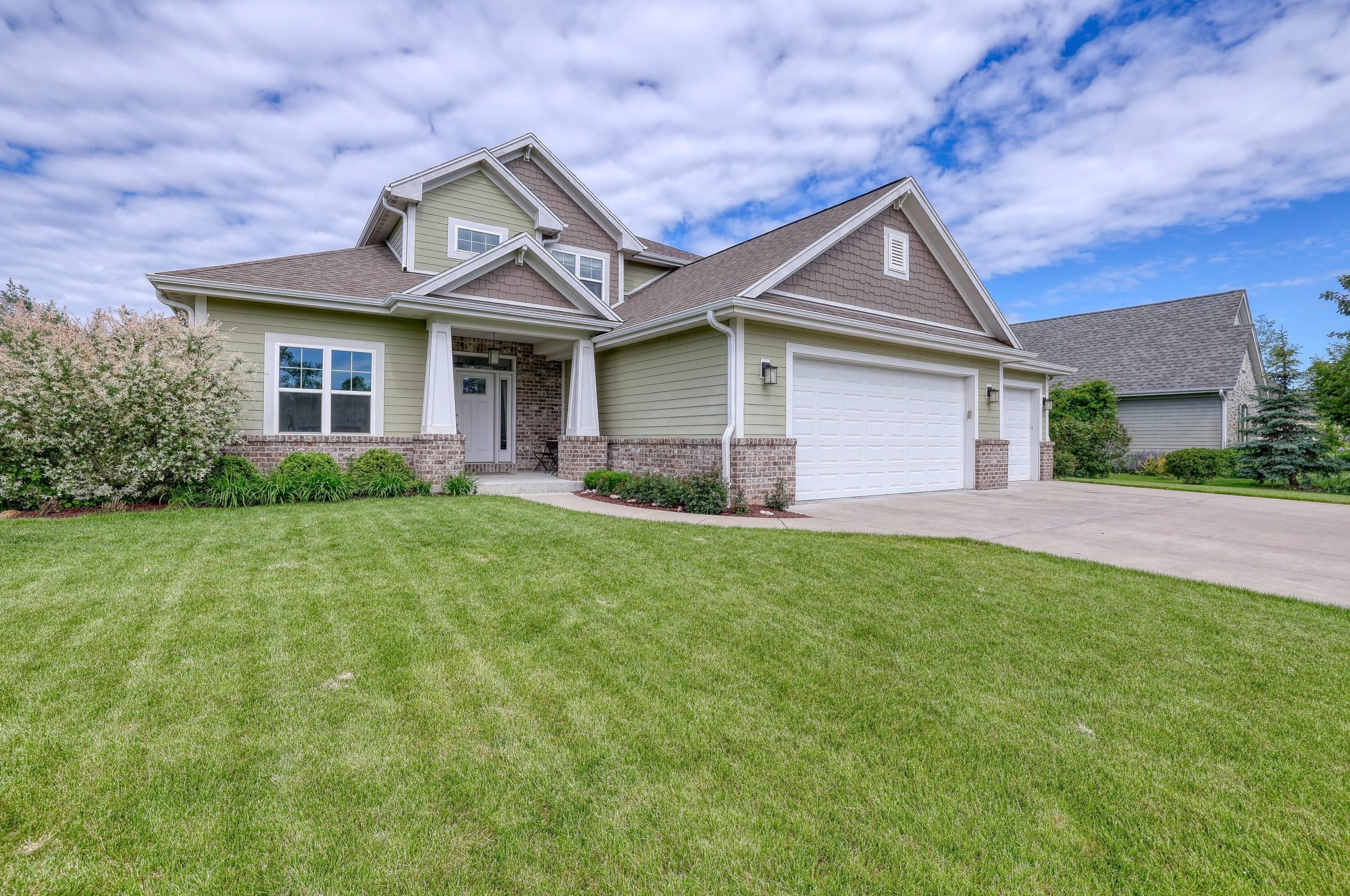 8212 Virginia Cir, Waterford, WI 53185-1380