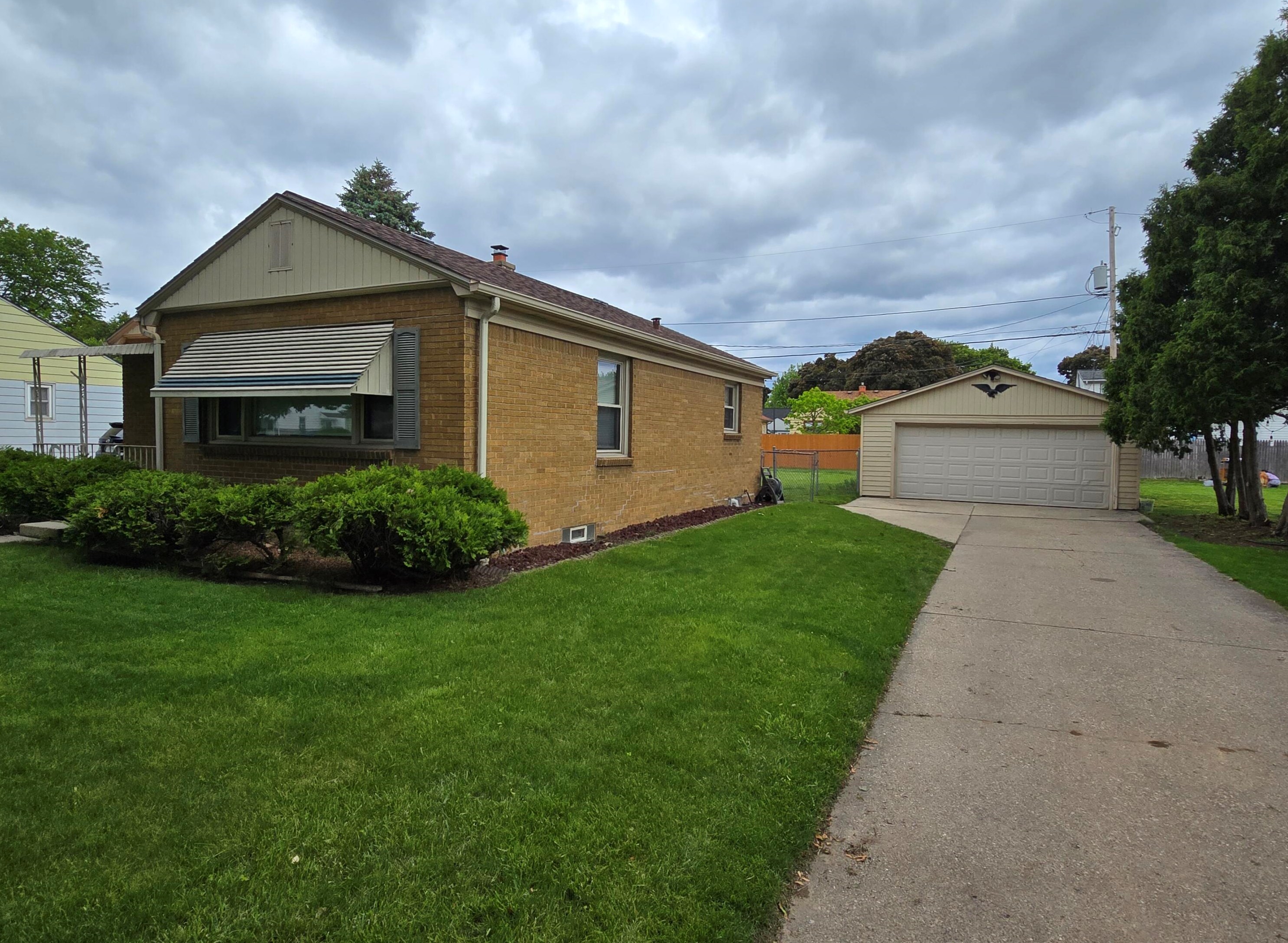 3804 24th St, Milwaukee, WI 53206-1423