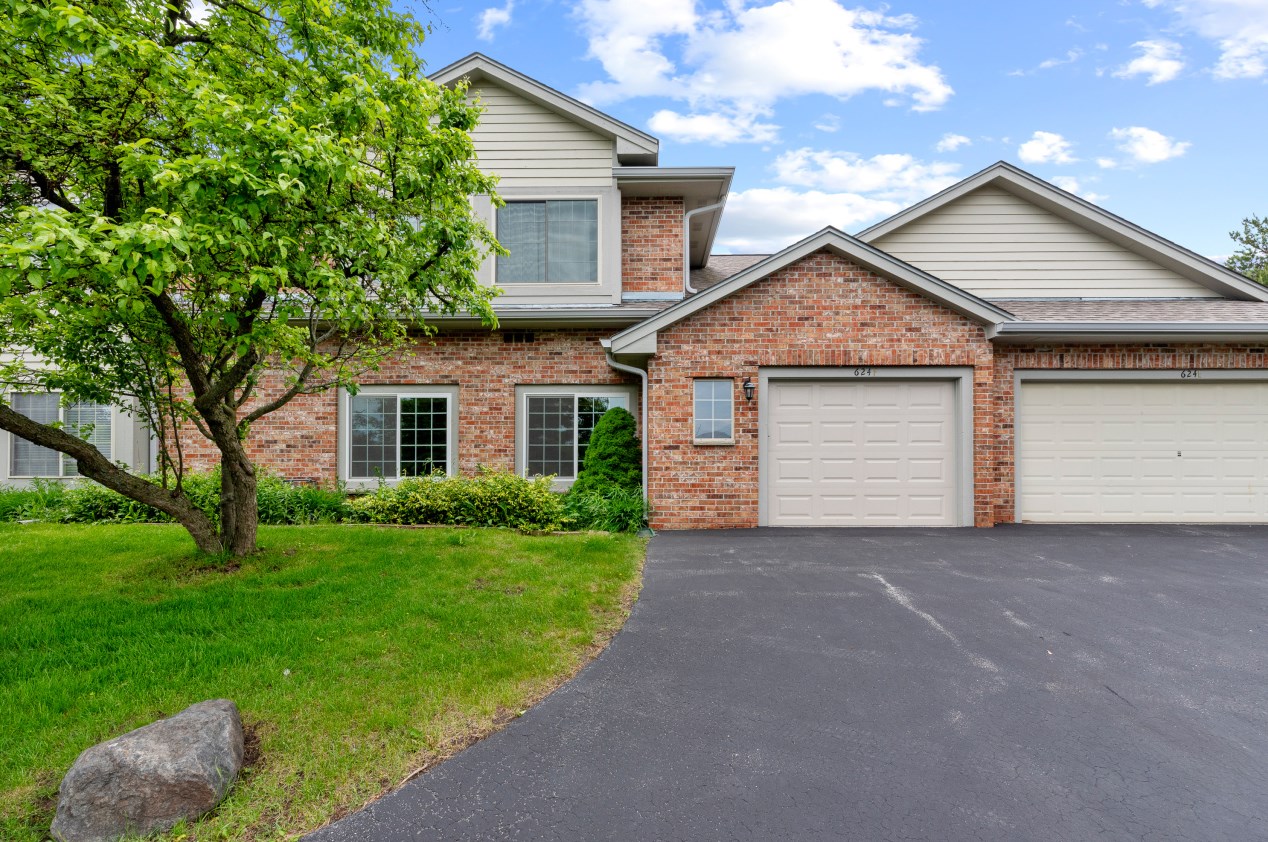 624 Hillcrest Rd, Saukville, WI 53080-1824