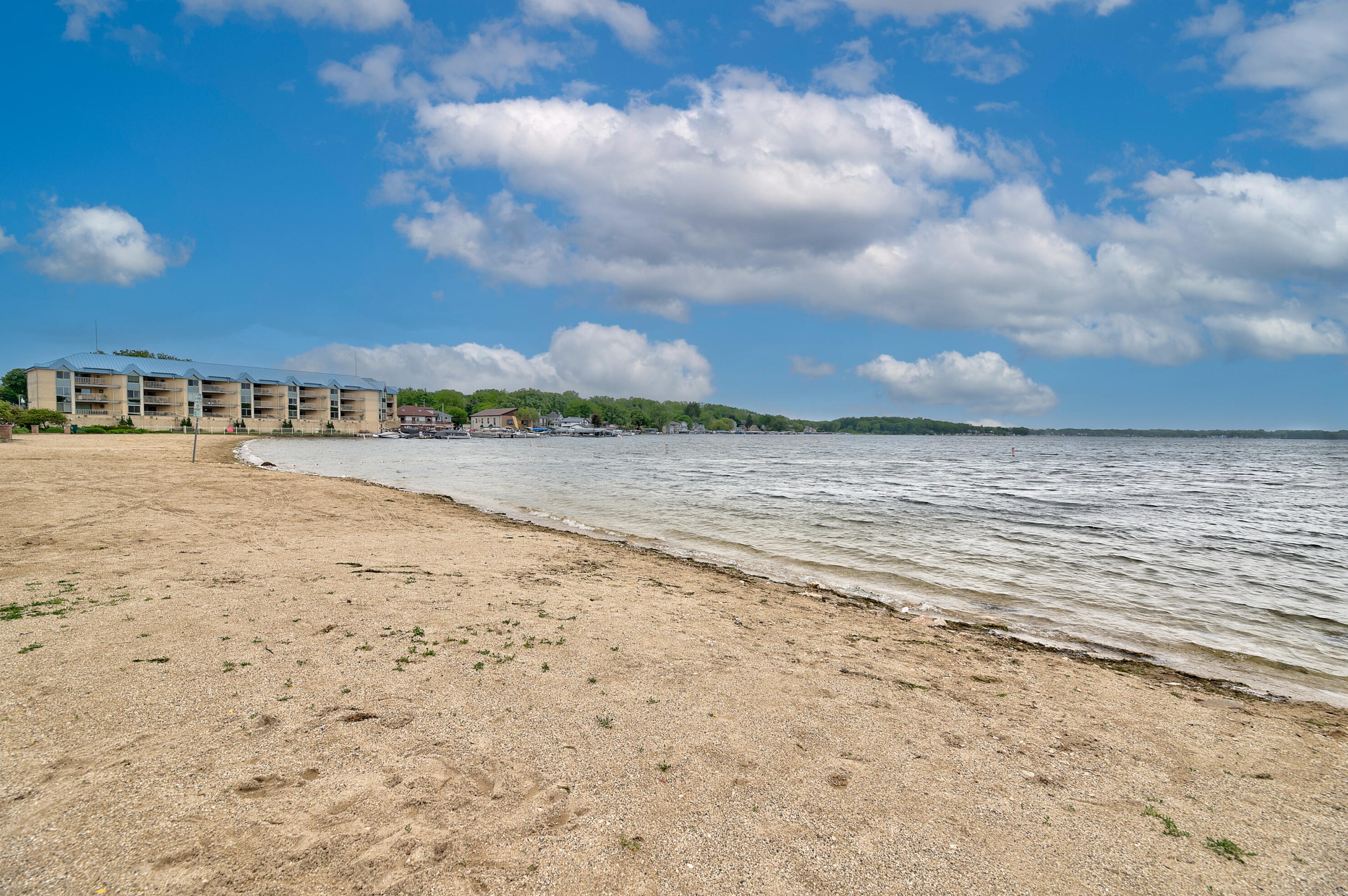 395 Park Hill Dr, Pewaukee WI 53072-2452 exterior