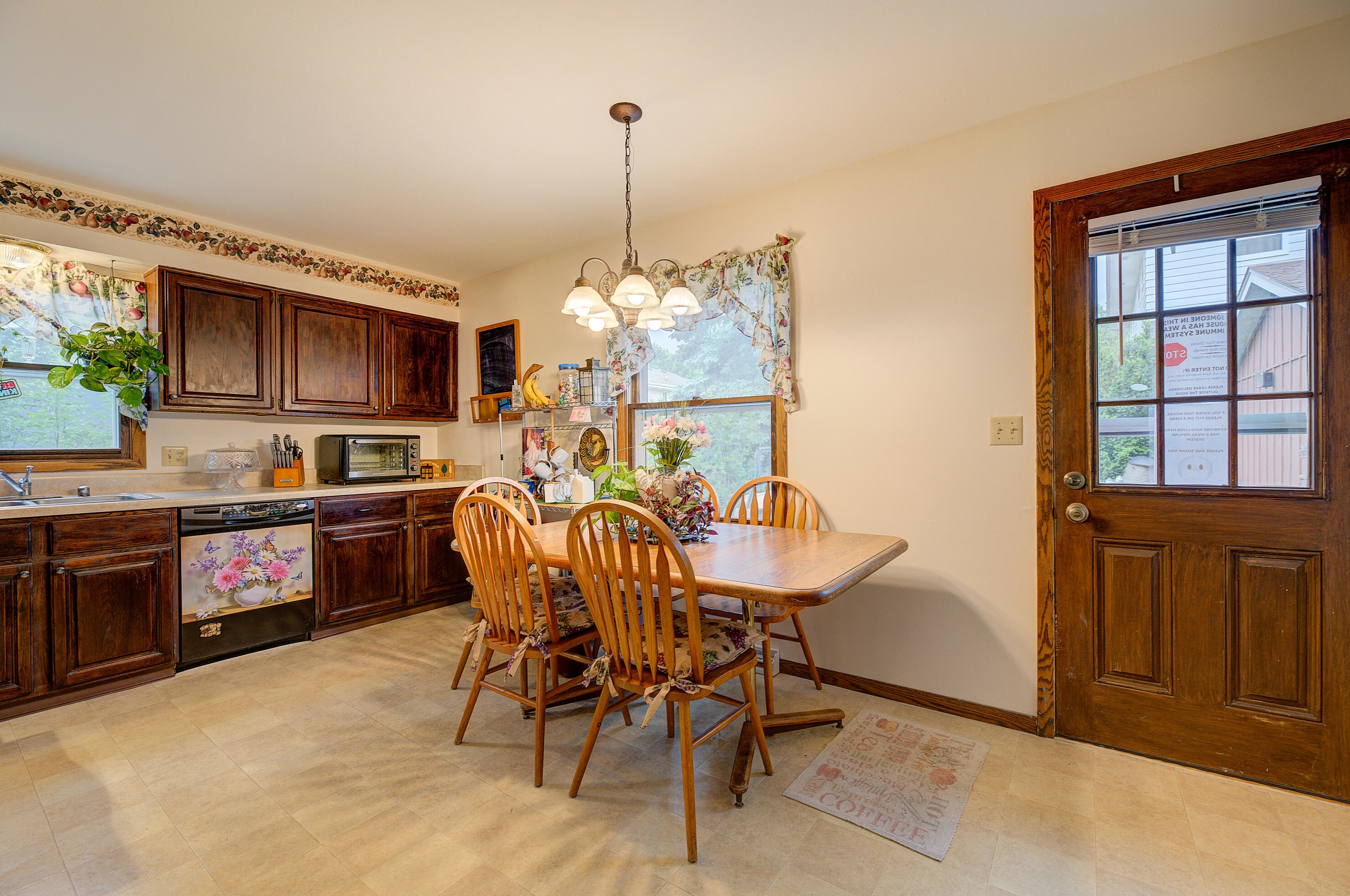 395 Park Hill Dr, Pewaukee WI 53072-2452 exterior