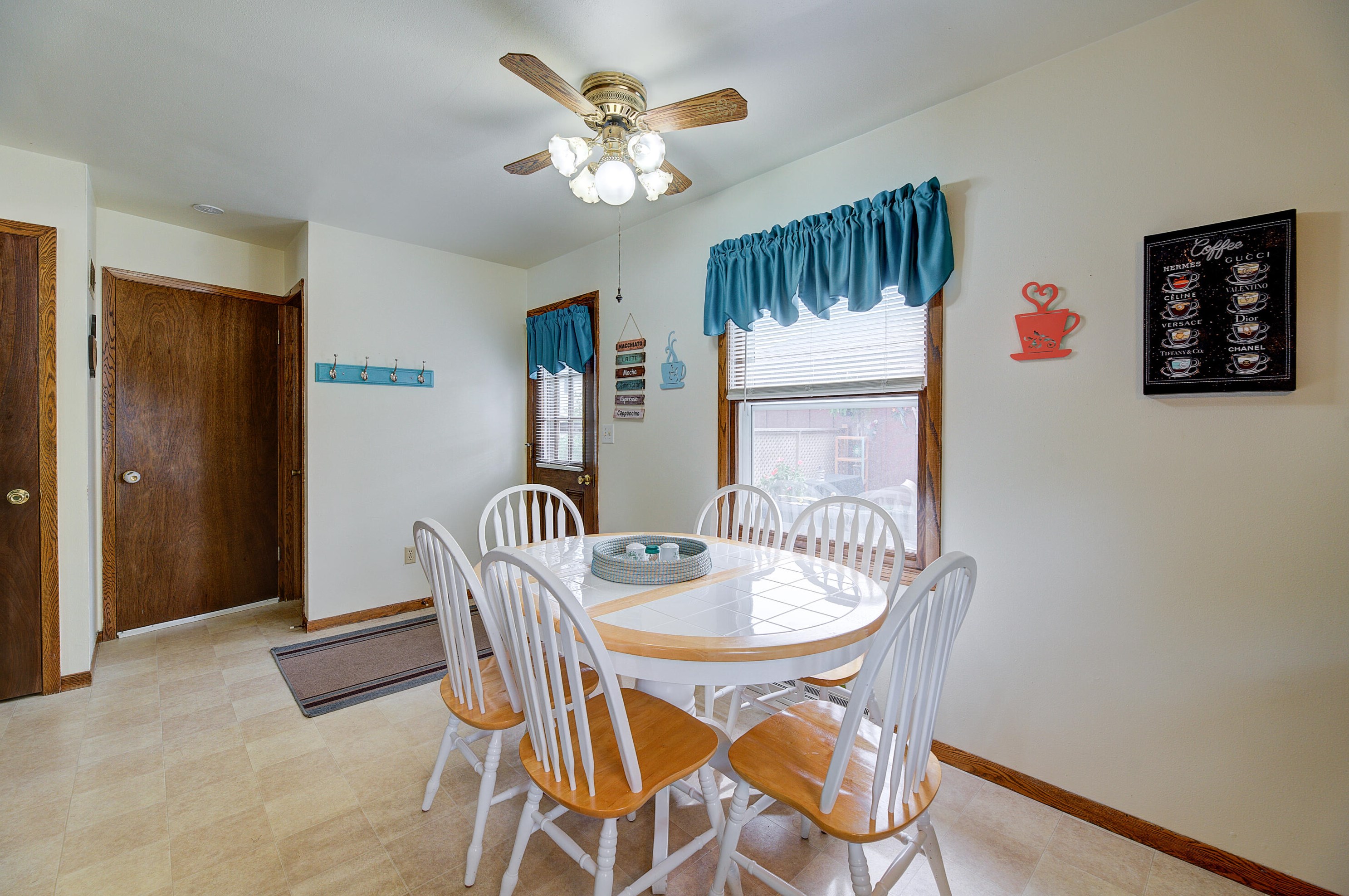 395 Park Hill Dr, Pewaukee WI 53072-2452 exterior