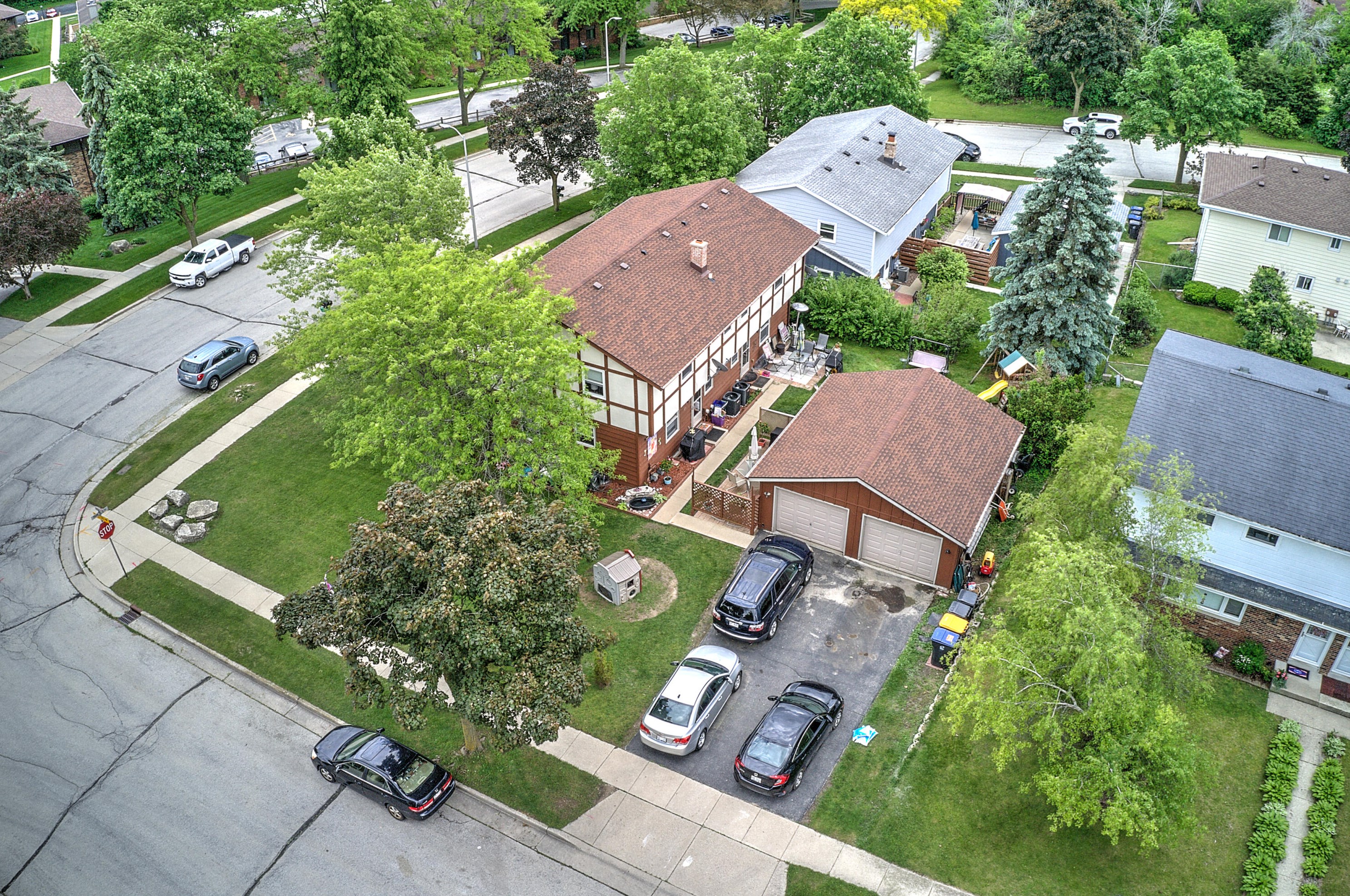 395 Park Hill Dr, Pewaukee WI 53072-2452 exterior