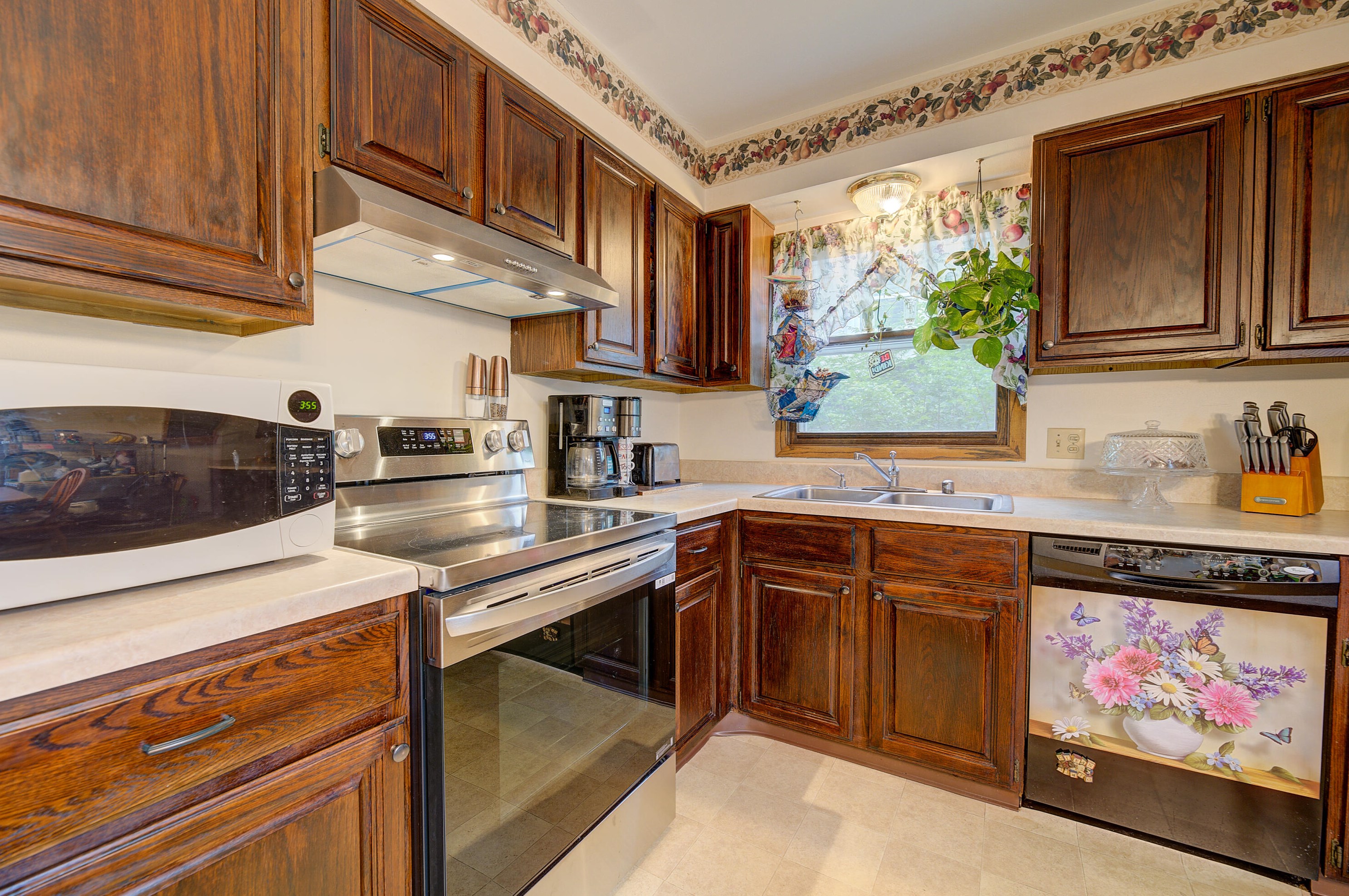 395 Park Hill Dr, Pewaukee WI 53072-2452 exterior