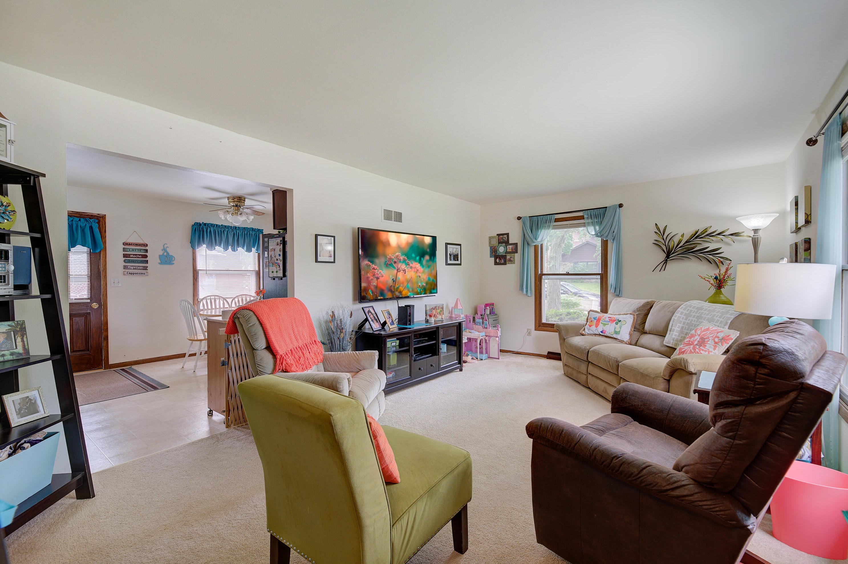 395 Park Hill Dr, Pewaukee WI 53072-2452 exterior