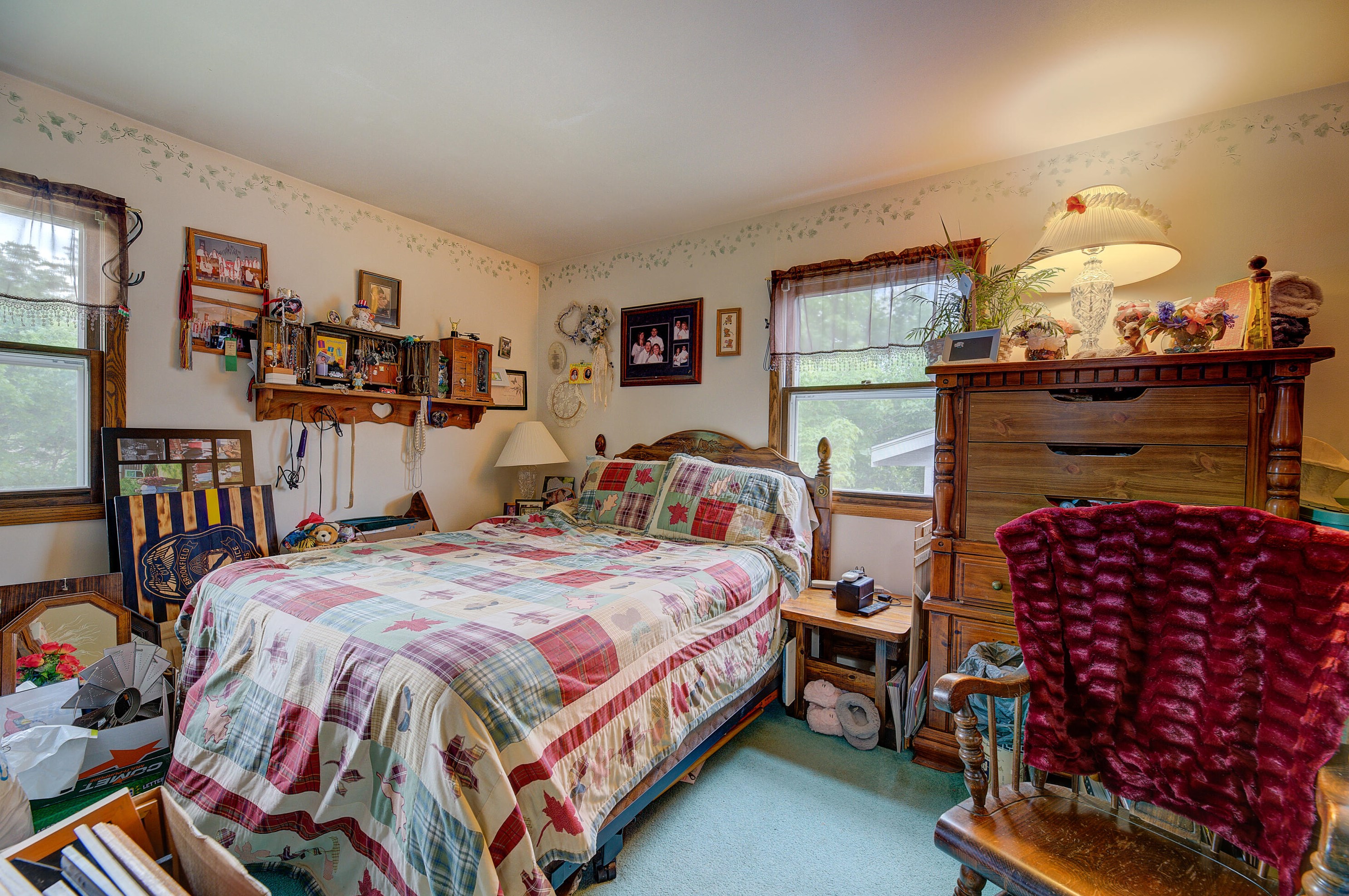 395 Park Hill Dr, Pewaukee WI 53072-2452 exterior