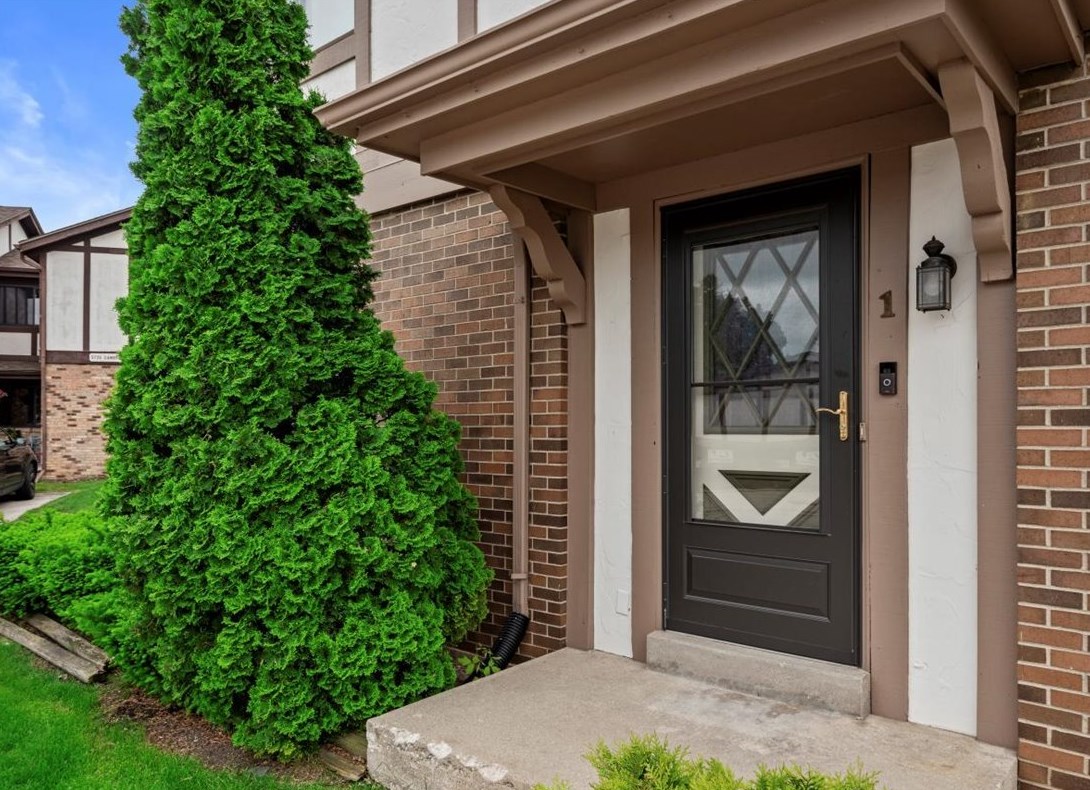5749 Cambridge Cir, Racine WI  53406-2852 exterior