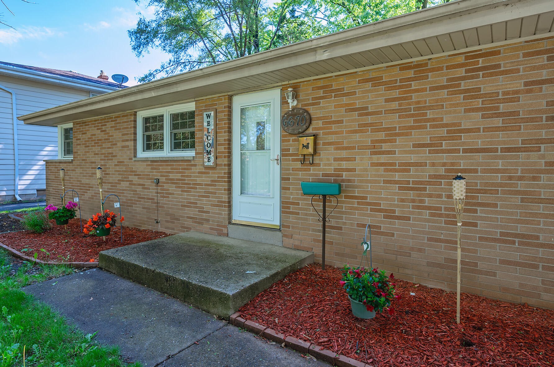 6670 56th St, Milwaukee, WI 53223-5930