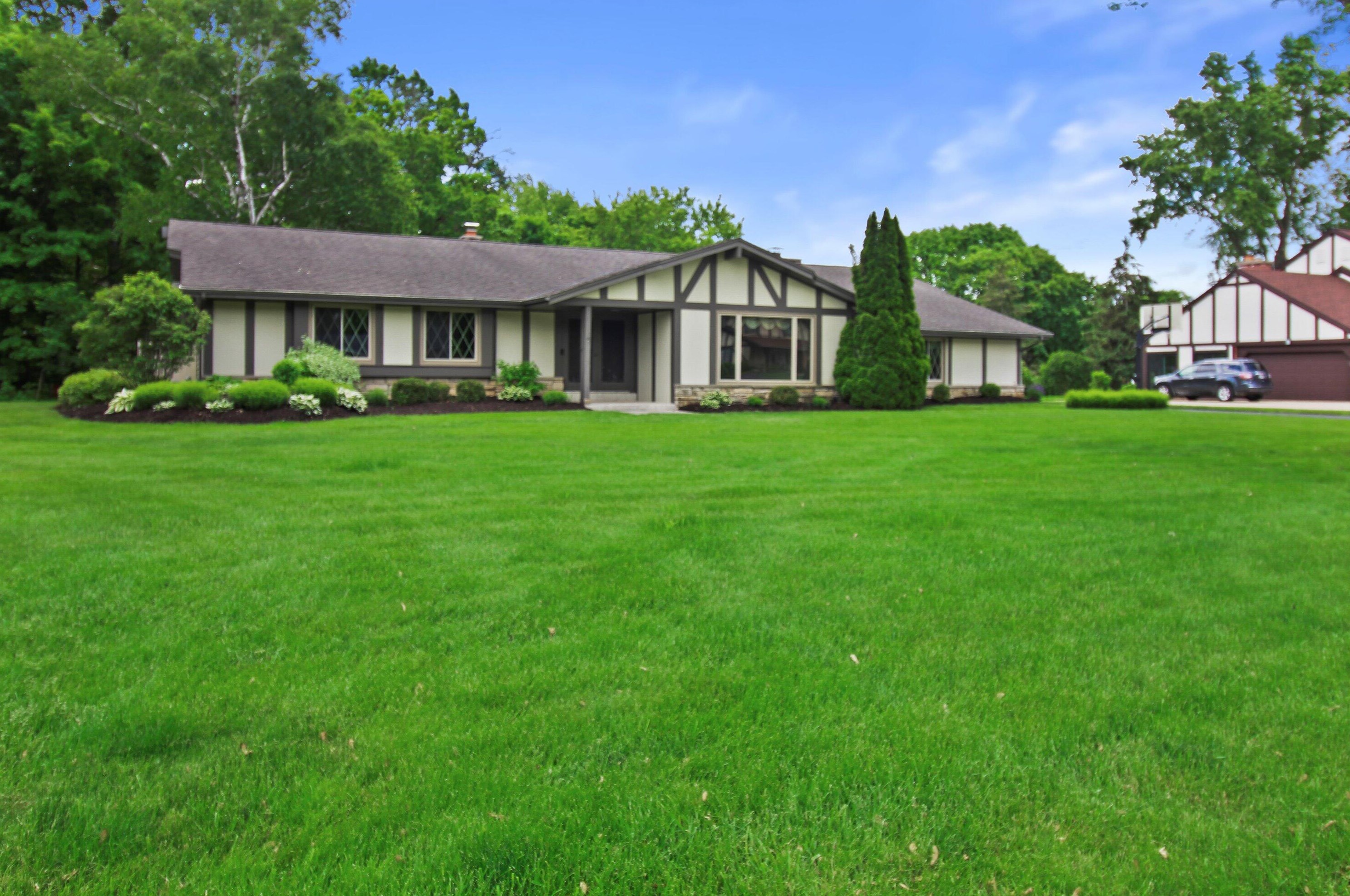 18585 Le Chateau Dr, Brookfield, WI 53045-4975