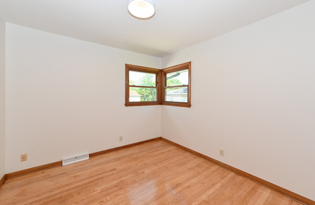 800 Abbott Ave, Milwaukee WI 53221-3433 exterior