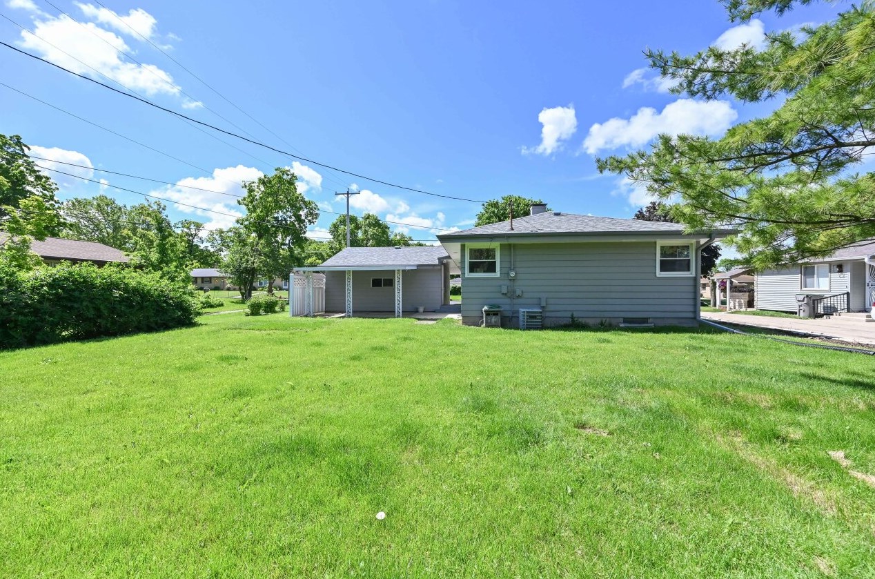 800 Abbott Ave, Milwaukee WI 53221-3433 exterior