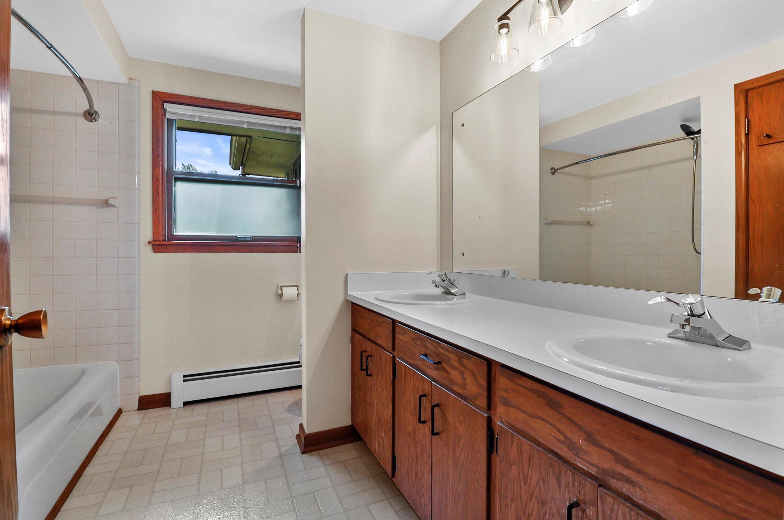 5044 Hearthside Ln, Racine WI 53402-2154 exterior