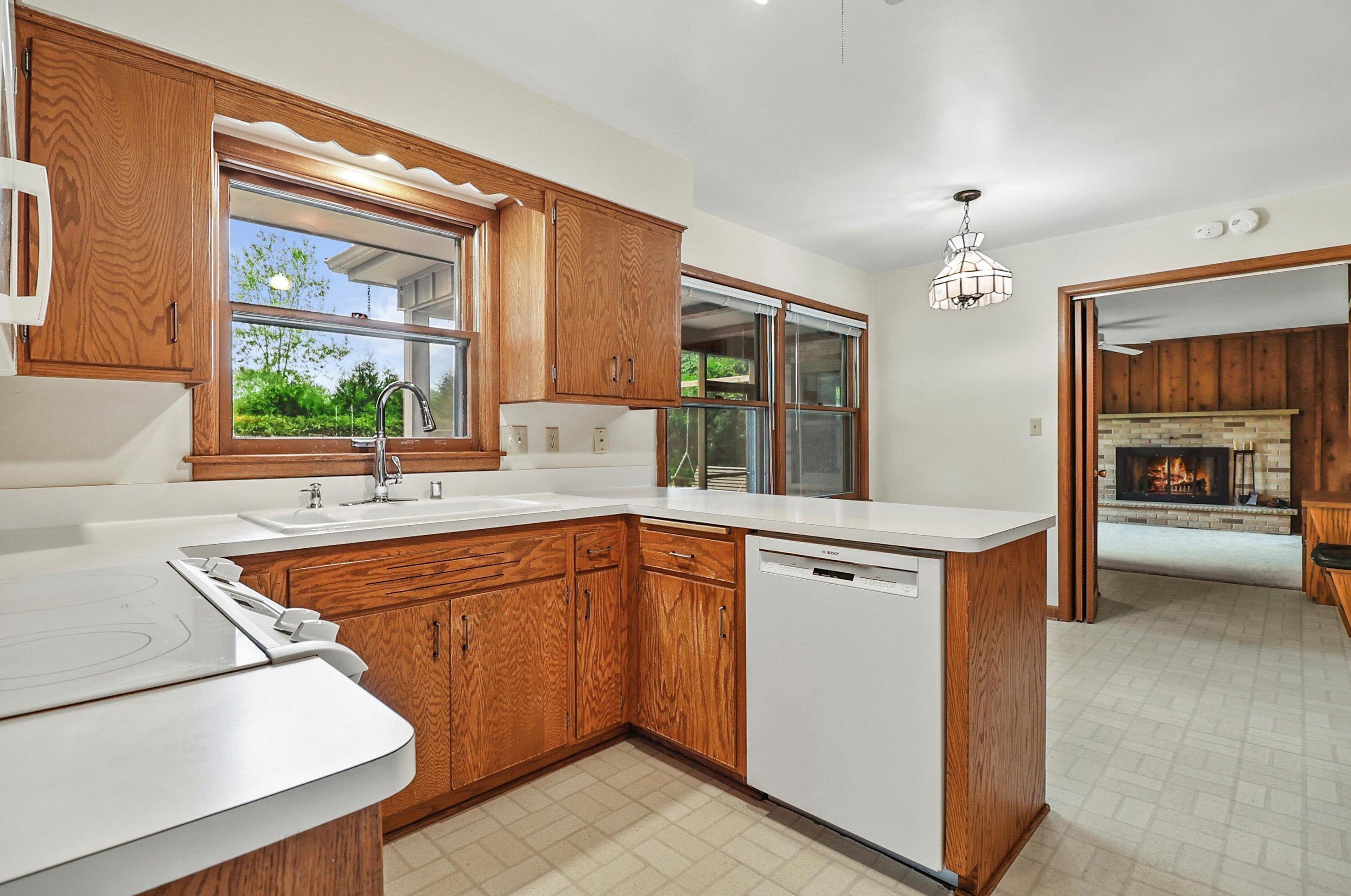 5044 Hearthside Ln, Racine WI 53402-2154 exterior