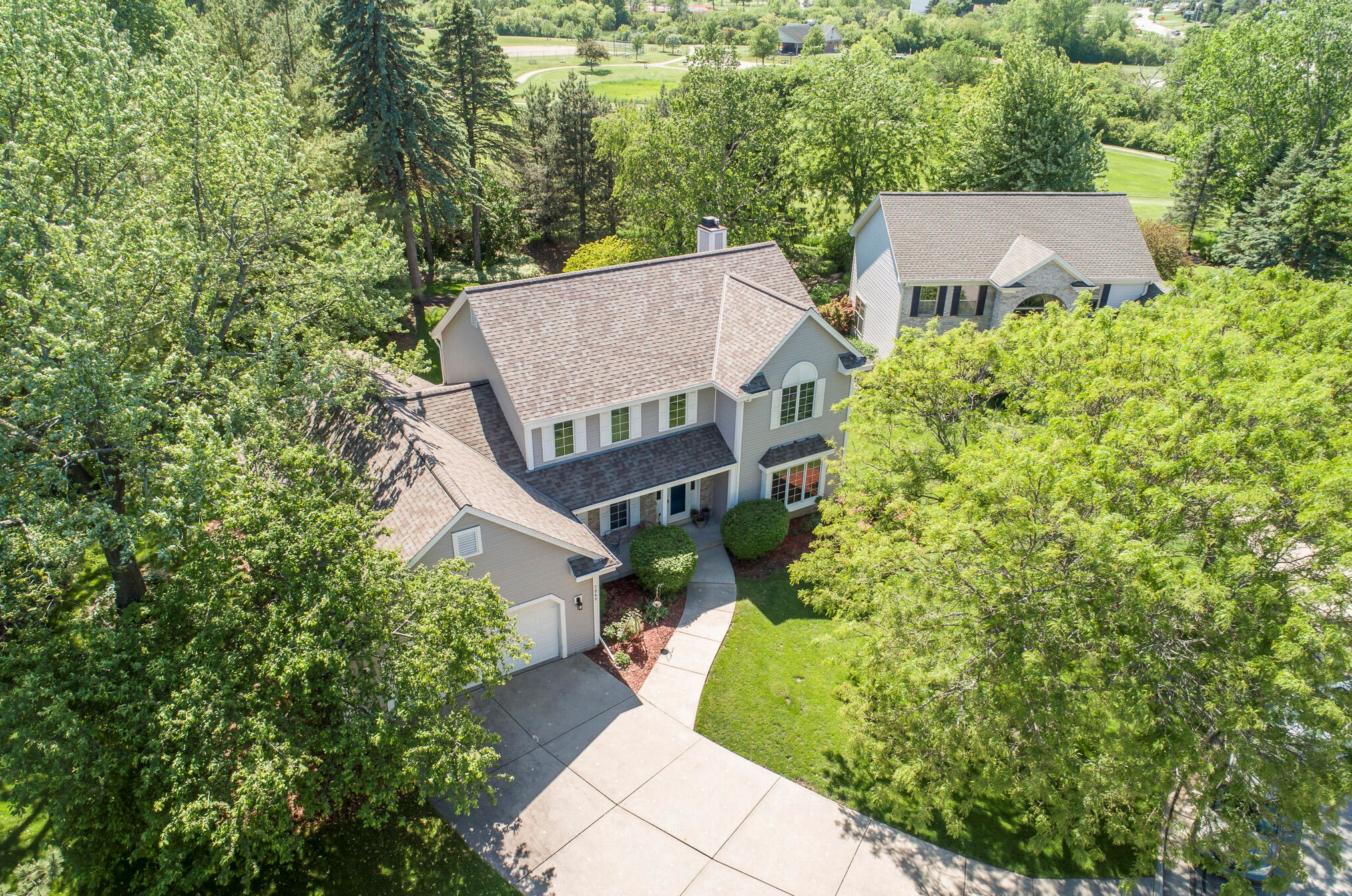 7949 Legend Creek Ct, Hales Corners, WI 53132-8576