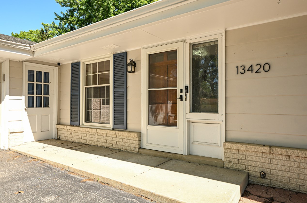 13420 Forest Knoll Dr, Waukesha, WI 53151-2518