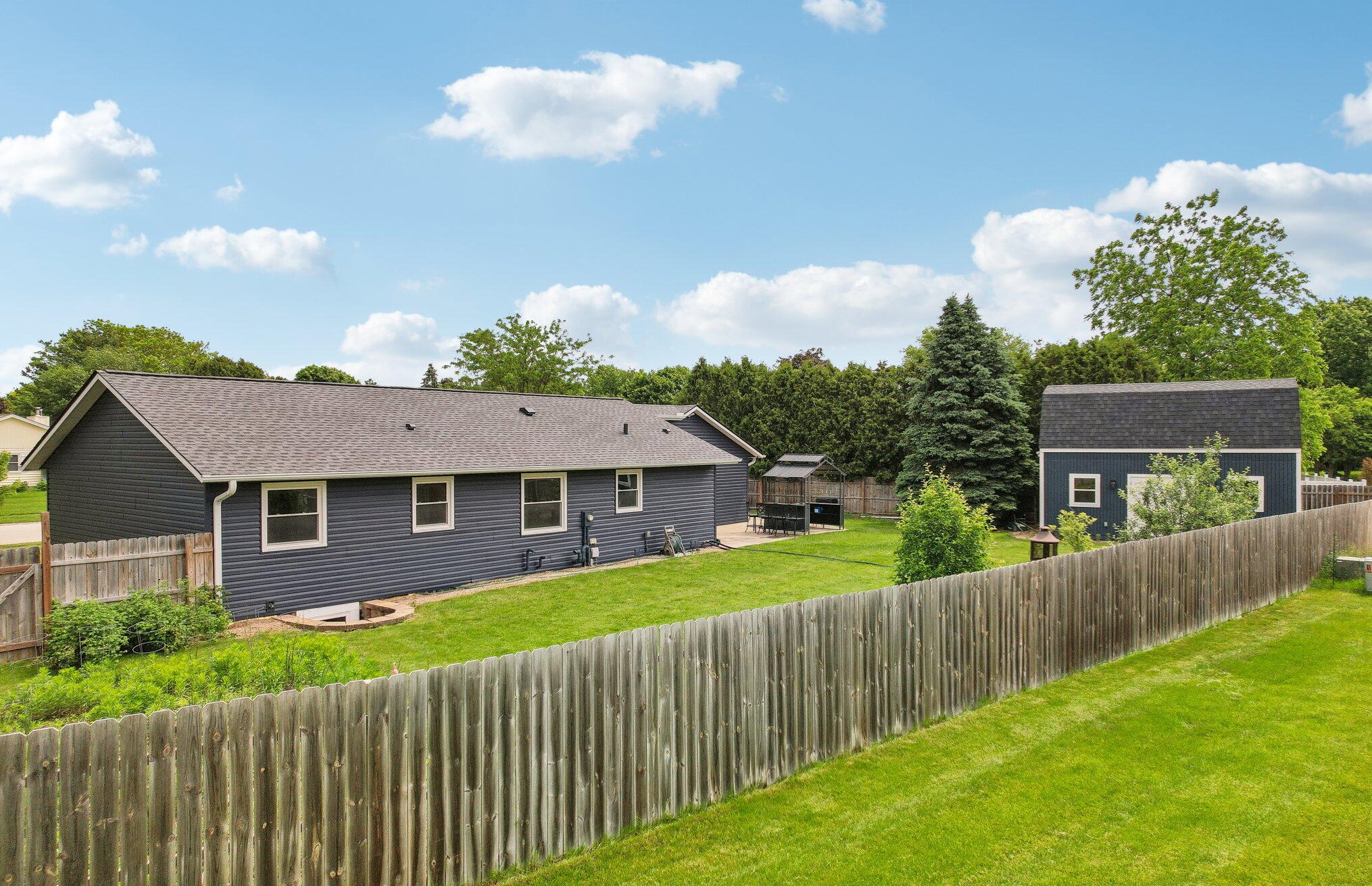 201 Sunny Hill Ln, Oconomowoc, WI 53066