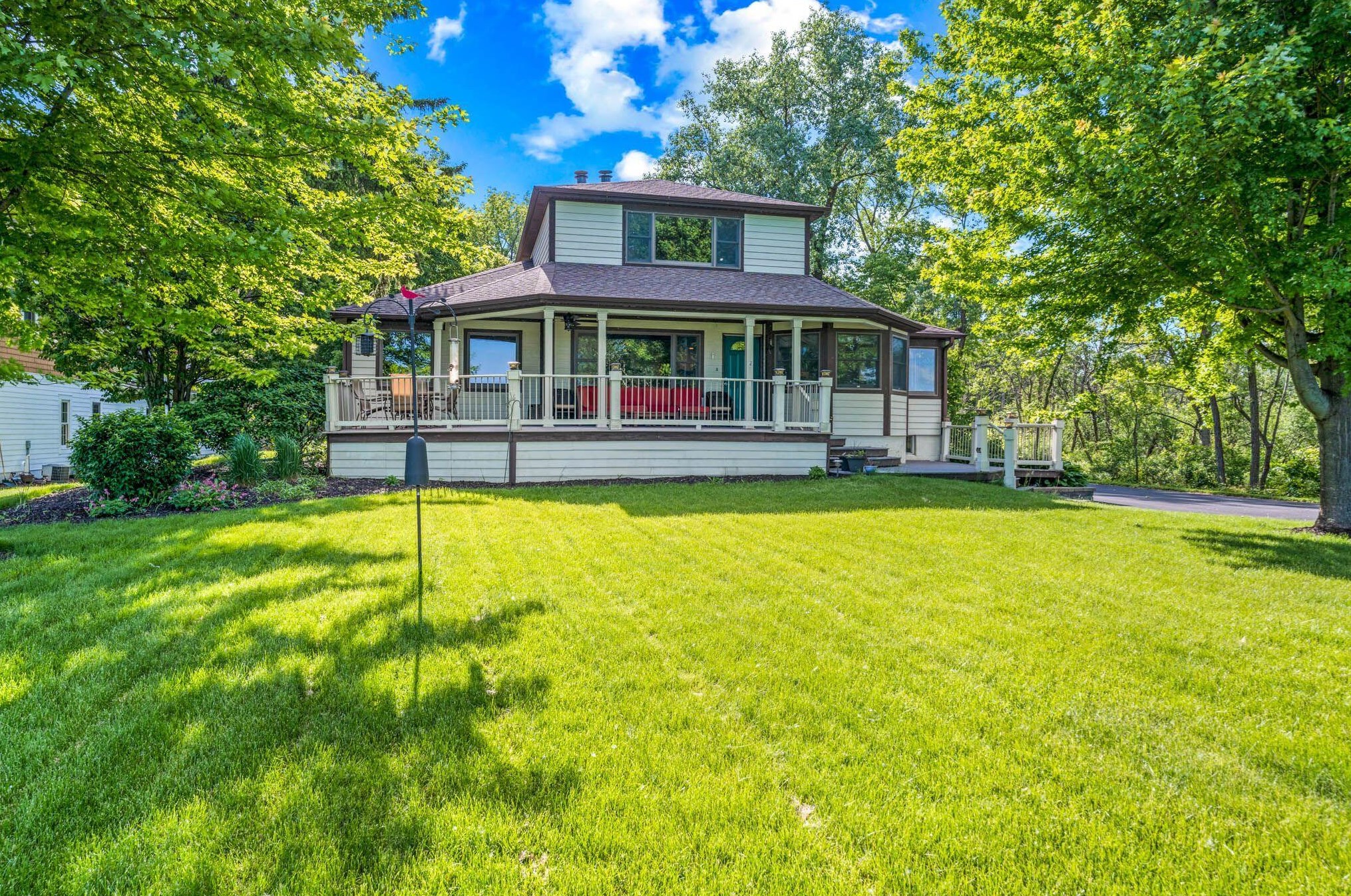 578 Lac La Belle Dr, Oconomowoc, WI 53066-1549
