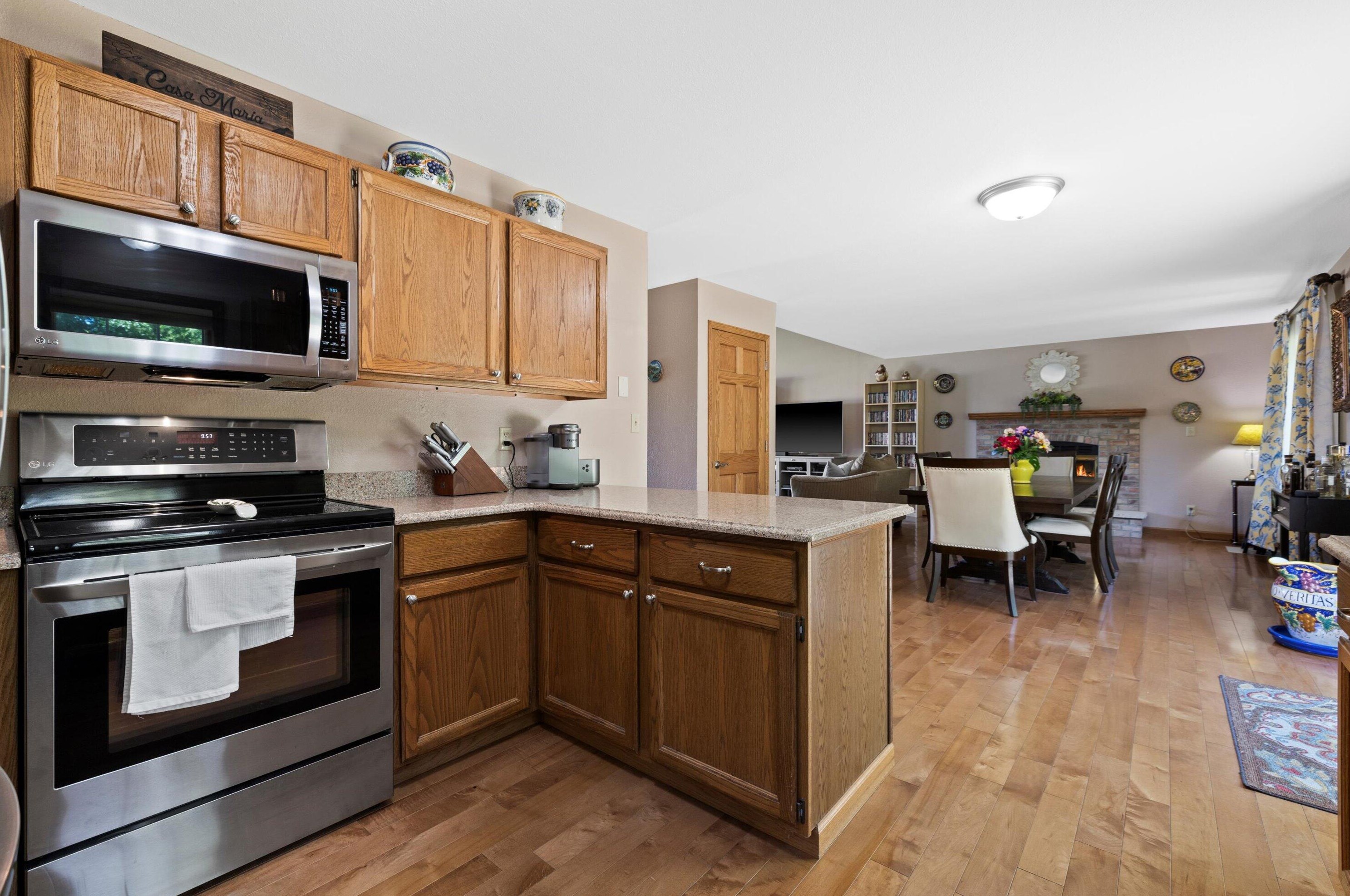 534 Fox River Hills Dr, Waterford, WI 53185-4072