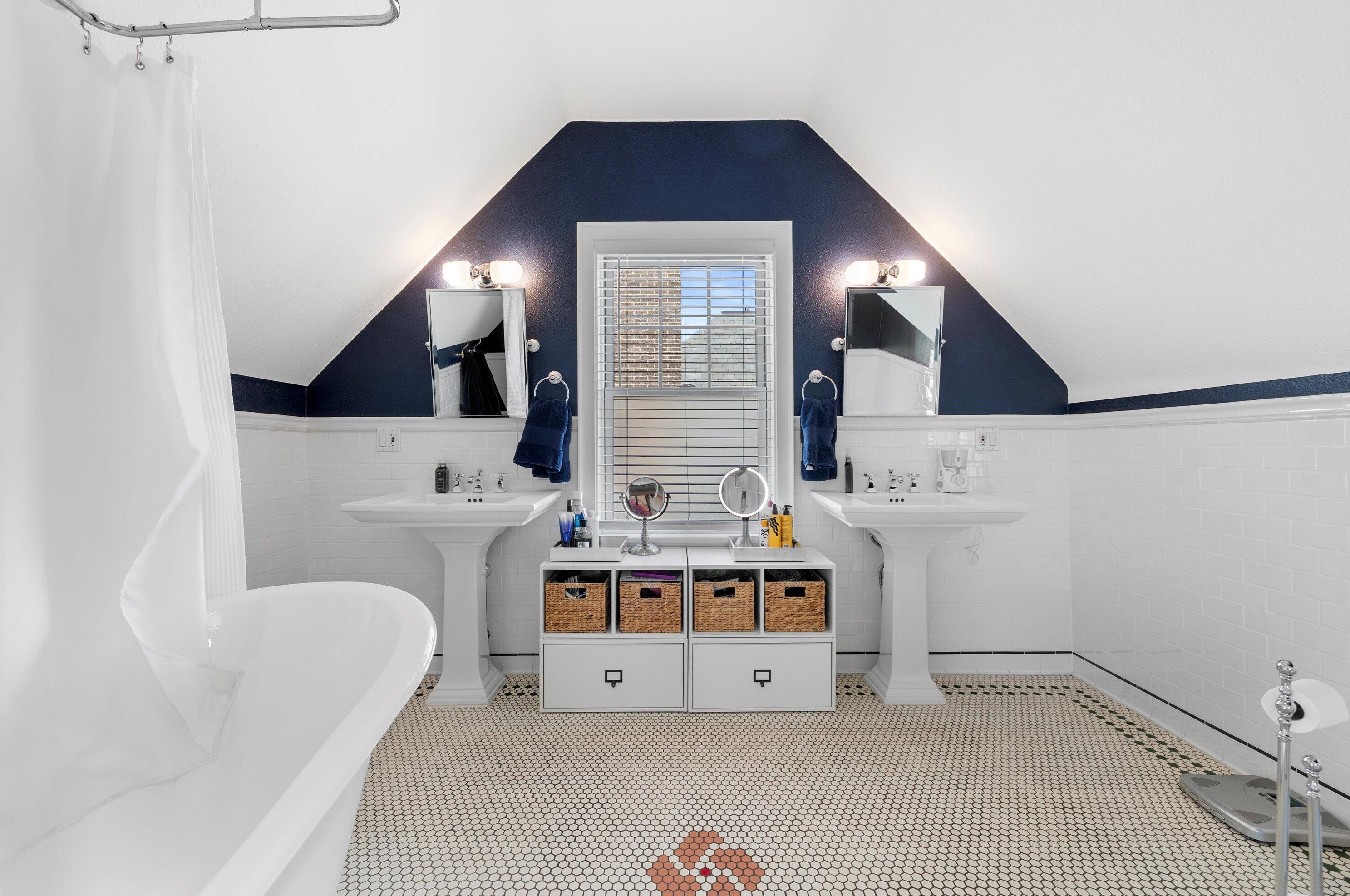 3004 Hackett Ave, Milwaukee WI 53211-3444 exterior