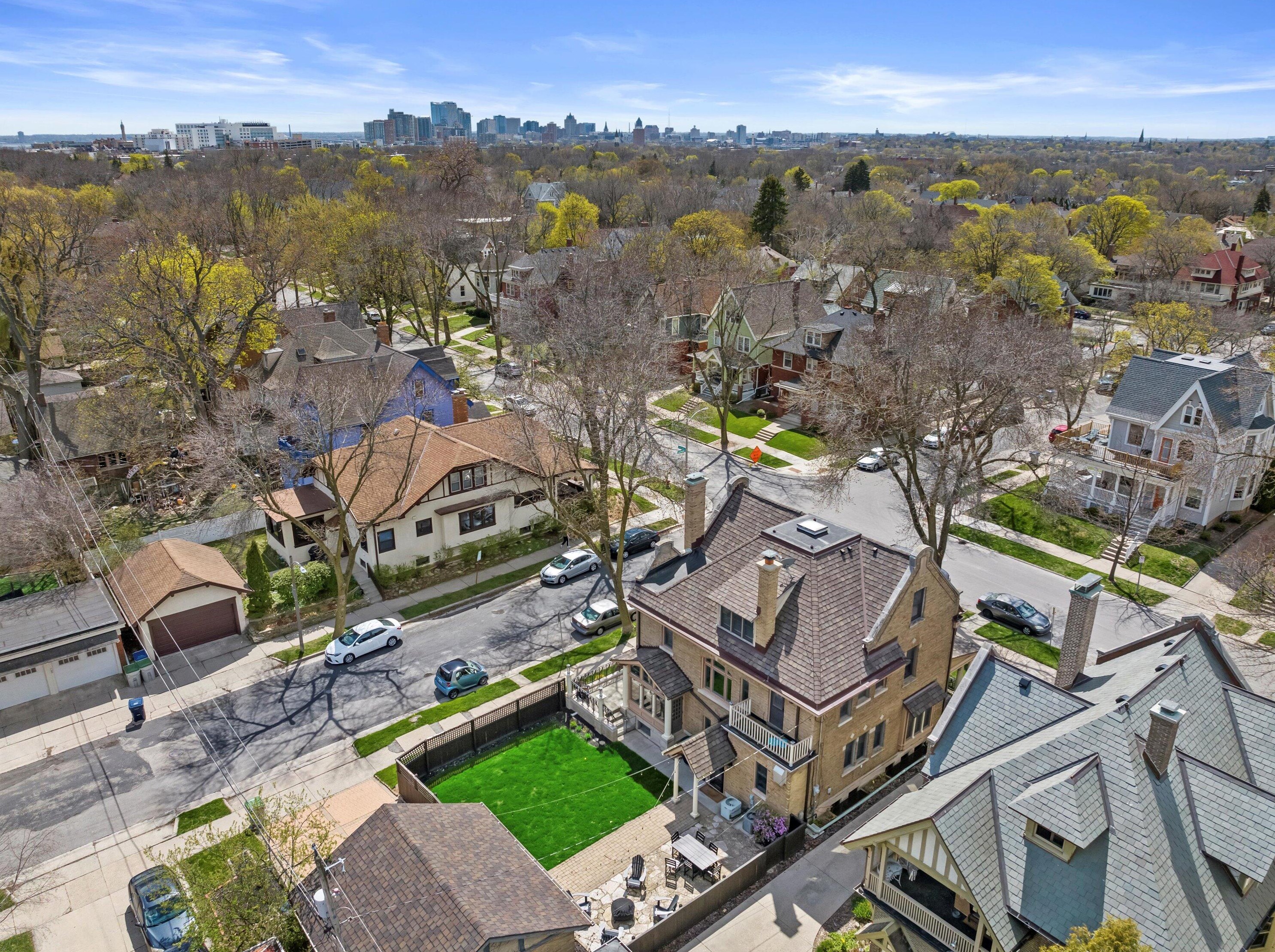 3004 Hackett Ave, Milwaukee WI 53211-3444 exterior